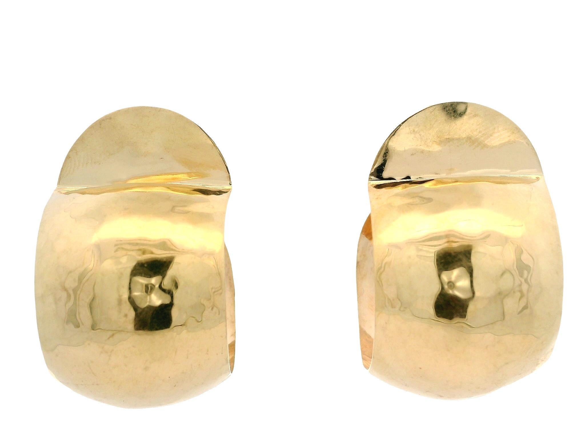Orecchini a cerchio largo con finitura martellata in oro giallo 14k con chiusura a farfalla in vendita 9
