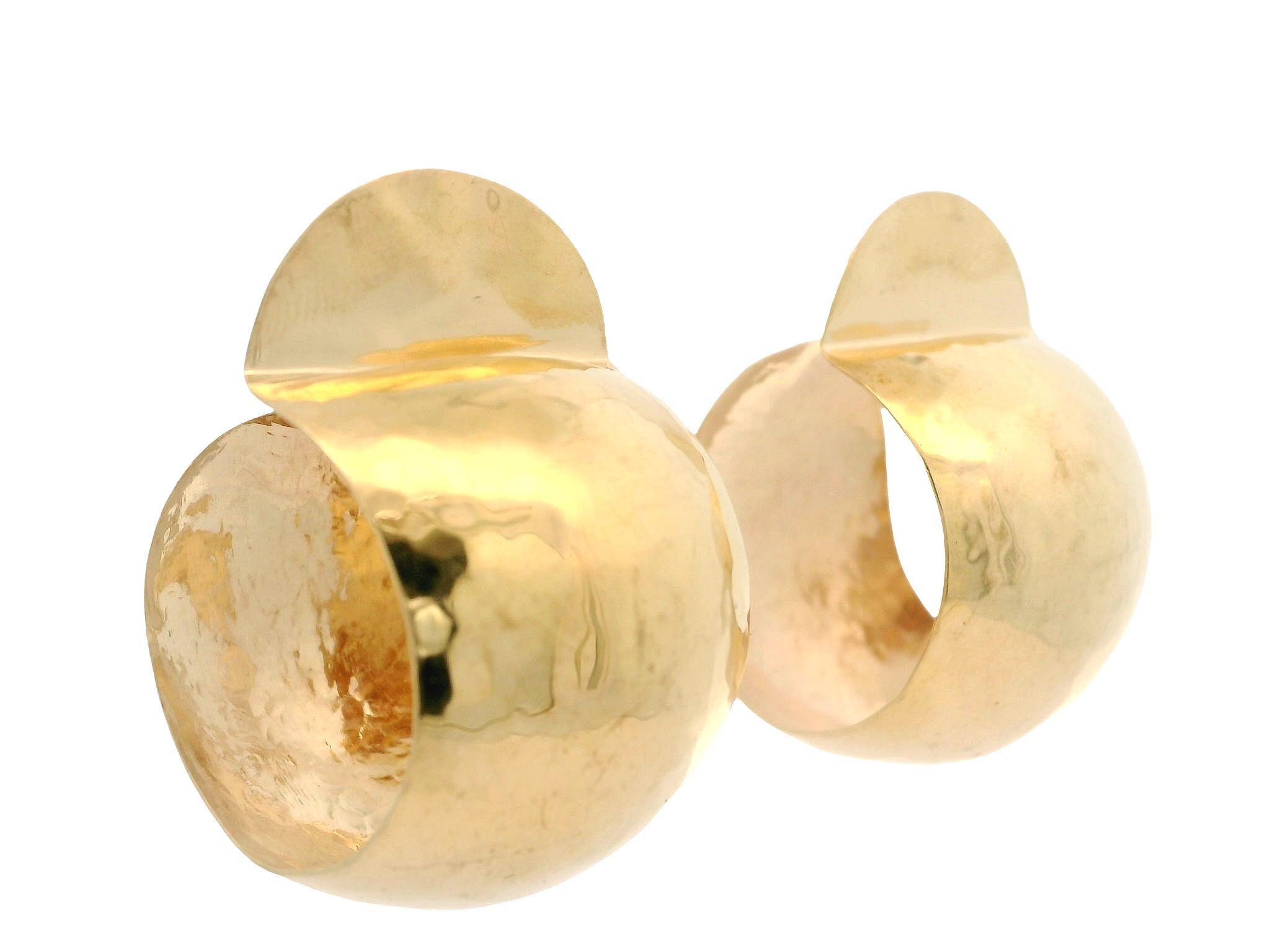 Orecchini a cerchio largo con finitura martellata in oro giallo 14k con chiusura a farfalla in vendita 10