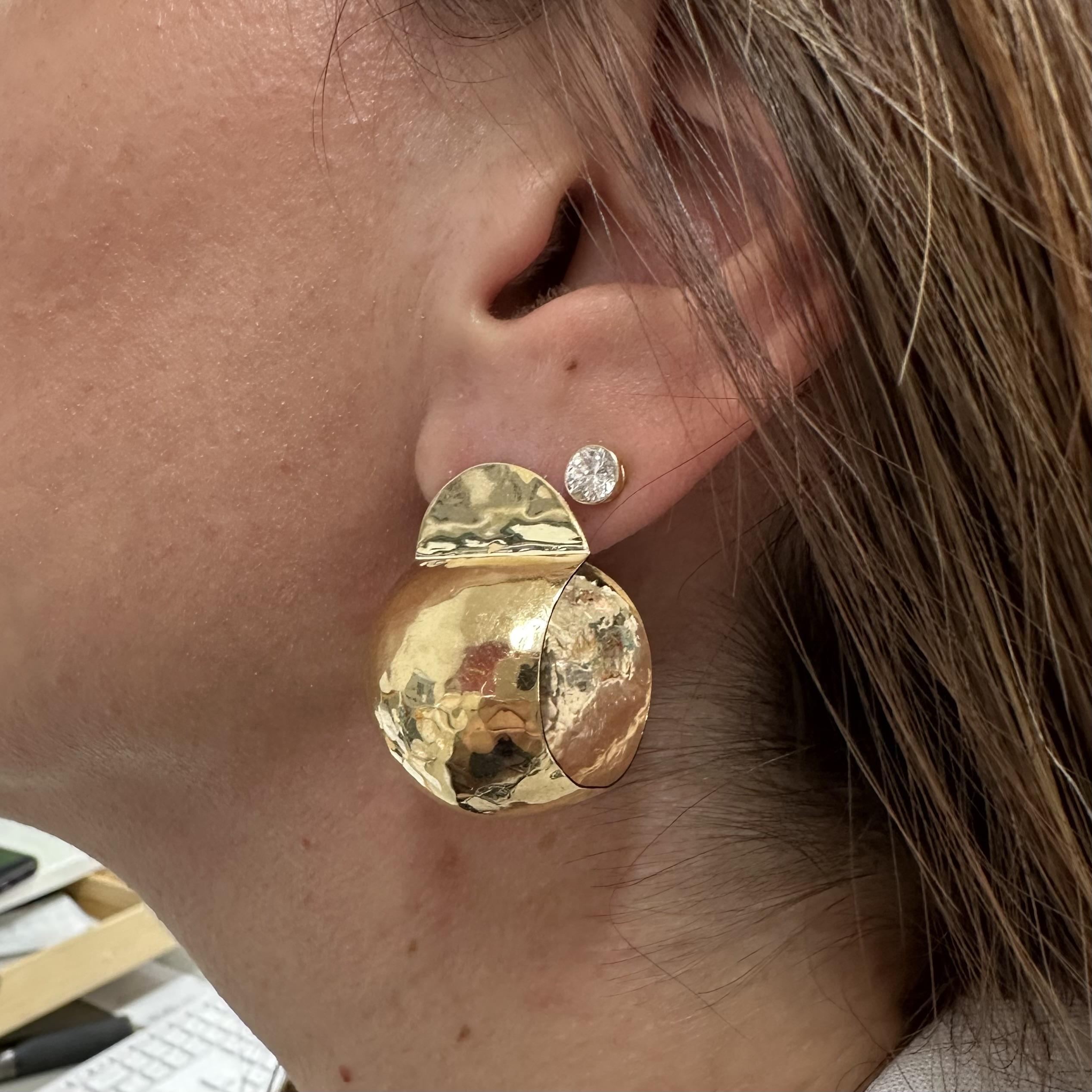 Orecchini a cerchio largo con finitura martellata in oro giallo 14k con chiusura a farfalla in vendita 11