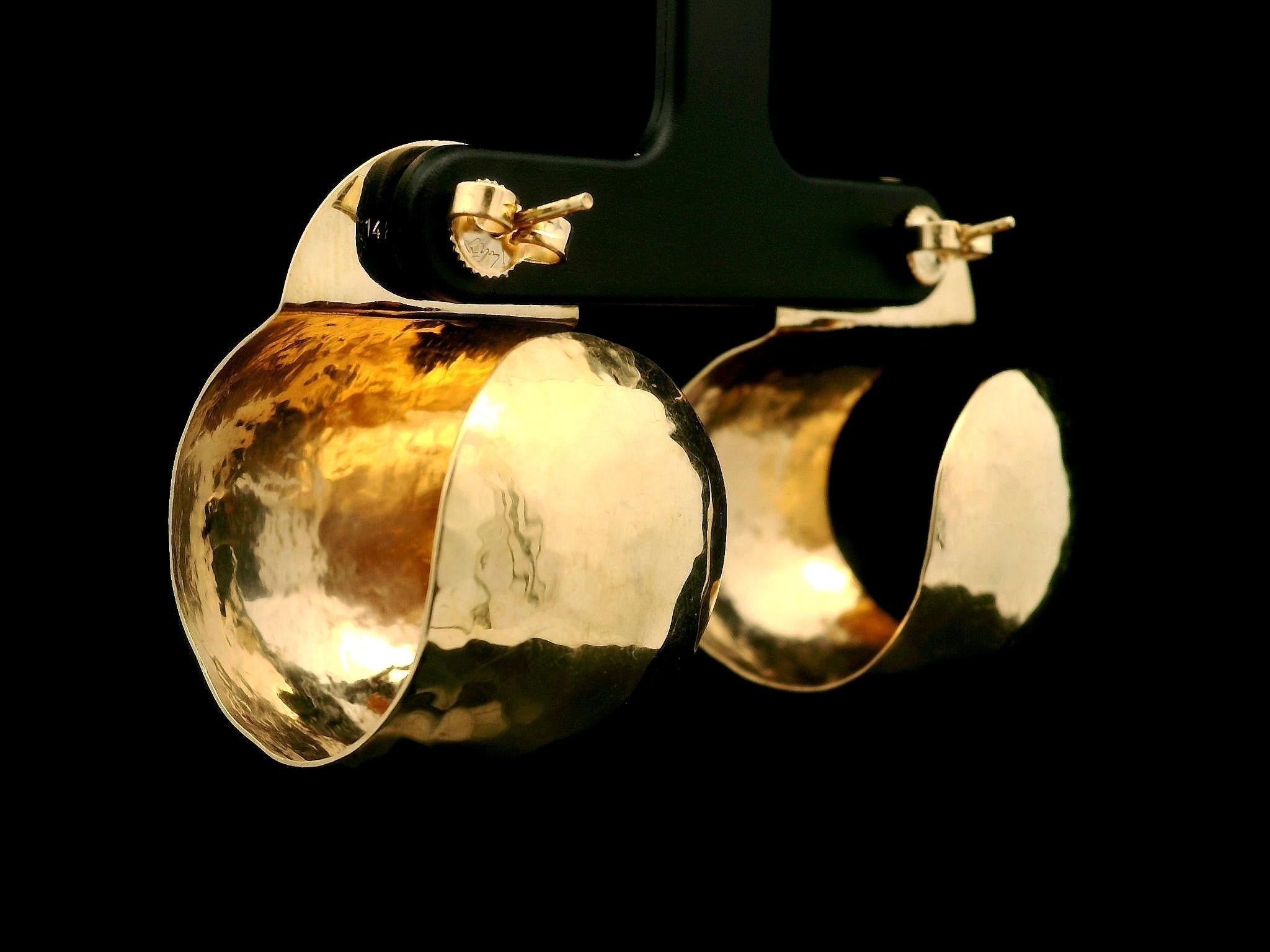 Donna Orecchini a cerchio largo con finitura martellata in oro giallo 14k con chiusura a farfalla in vendita