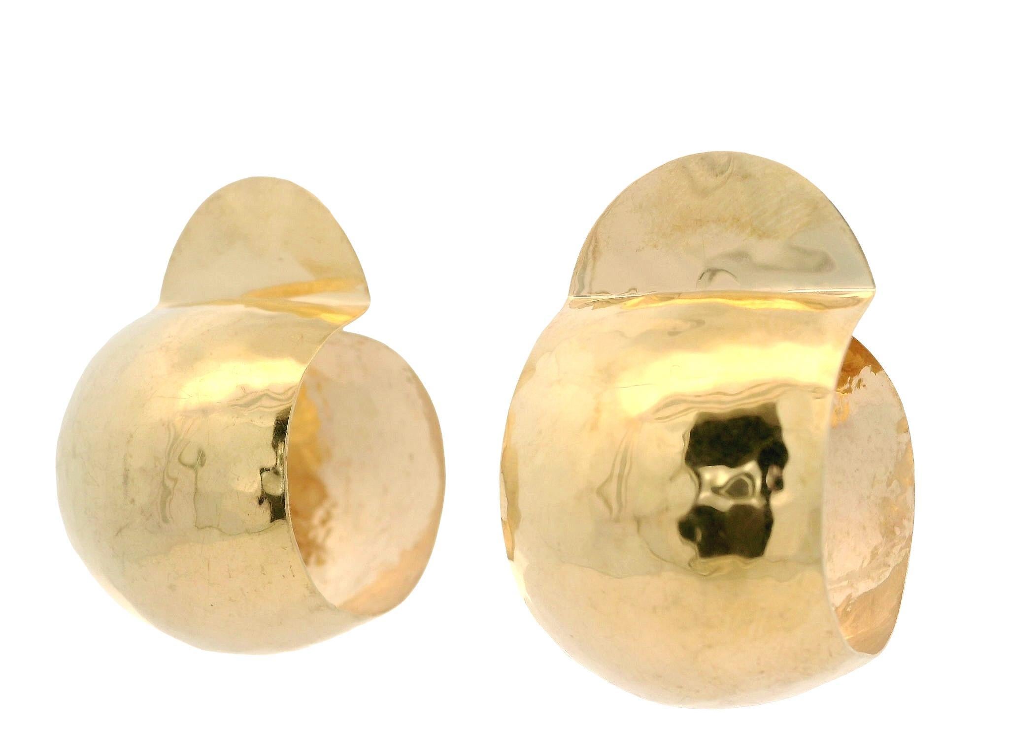 Orecchini a cerchio largo con finitura martellata in oro giallo 14k con chiusura a farfalla in vendita 1