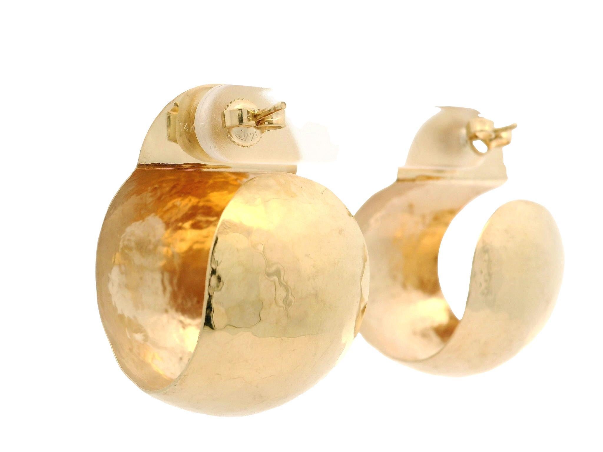 Orecchini a cerchio largo con finitura martellata in oro giallo 14k con chiusura a farfalla in vendita 2