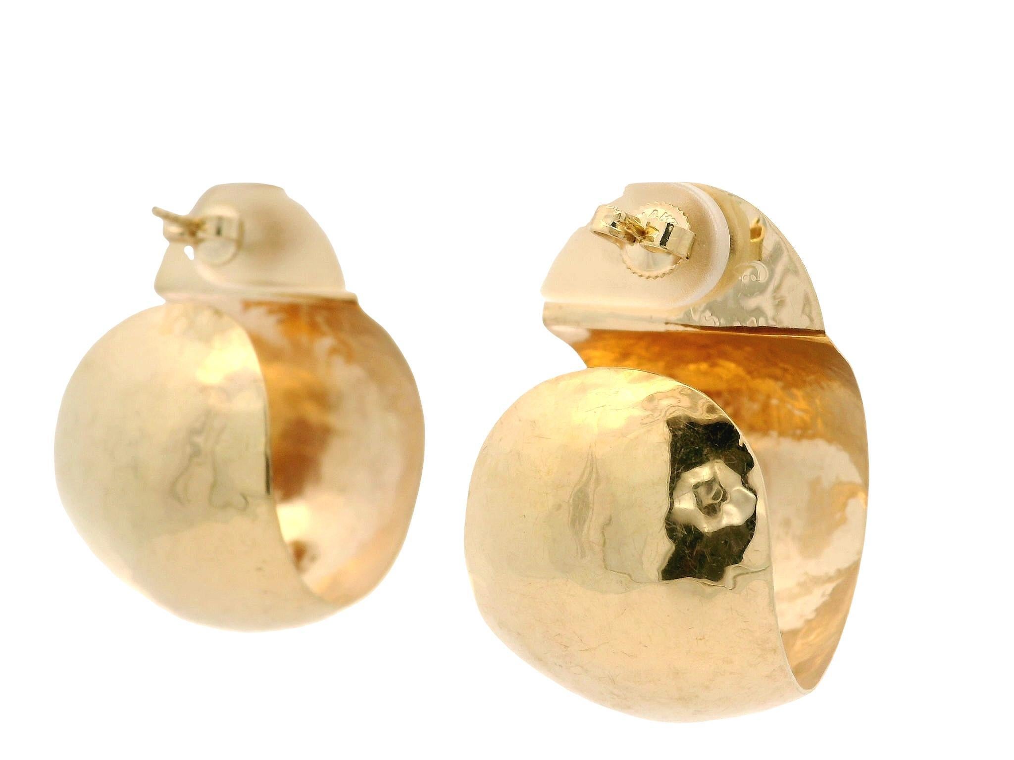 Orecchini a cerchio largo con finitura martellata in oro giallo 14k con chiusura a farfalla in vendita 3