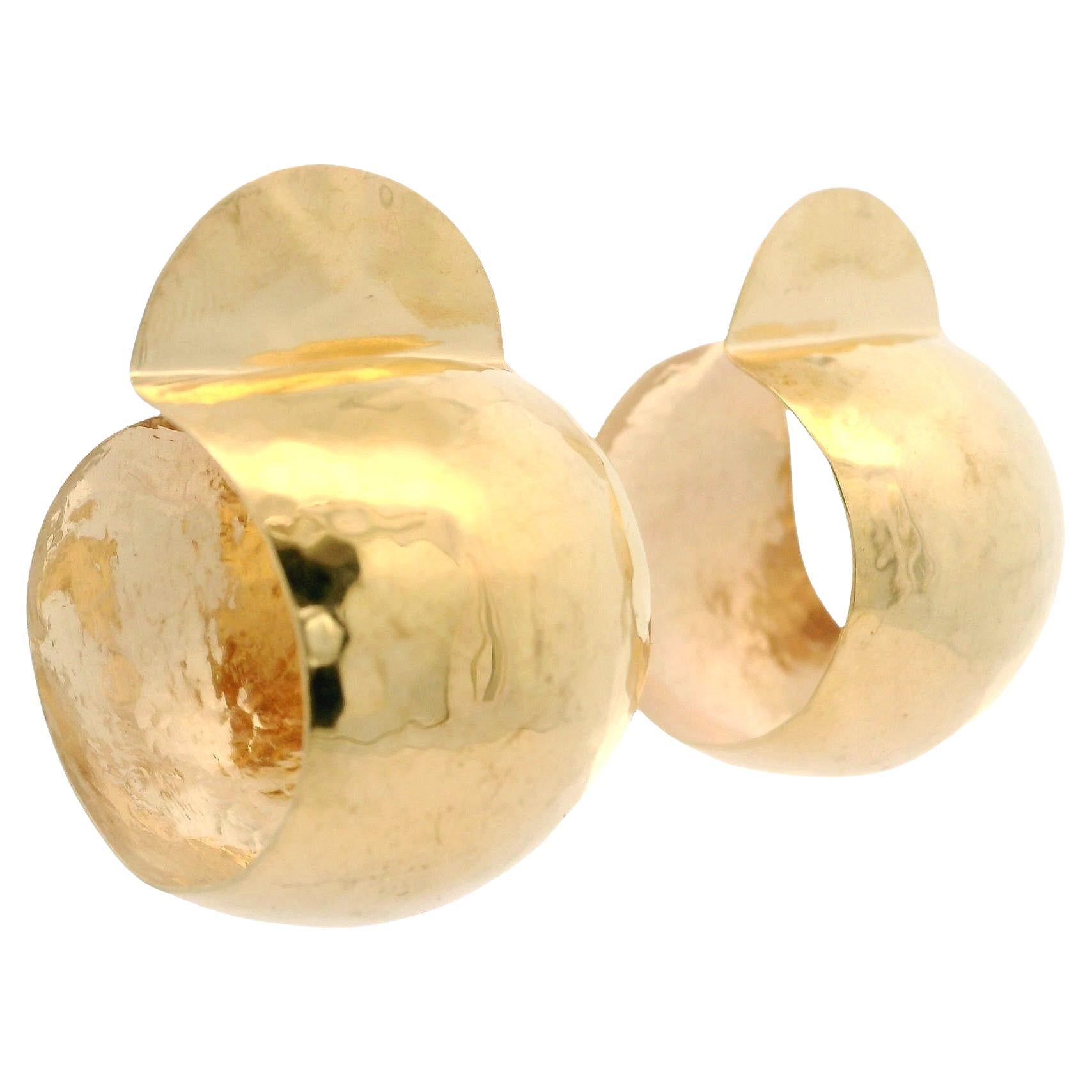Orecchini a cerchio largo con finitura martellata in oro giallo 14k con chiusura a farfalla