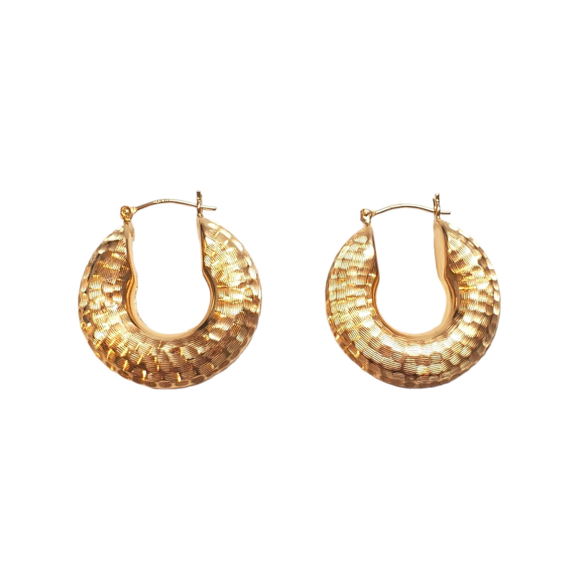 Boucles d'oreilles en or jaune 14K martelées

Rehaussez votre style quotidien avec ces exquises boucles d'oreilles martelées en or jaune 14K.

Poinçon : 14K YYY

Poids : 3,7 g/ 2,4 dwt.

Épaisseur : 8 mm

Diamètre : 25,8 mm 

Très bon état,