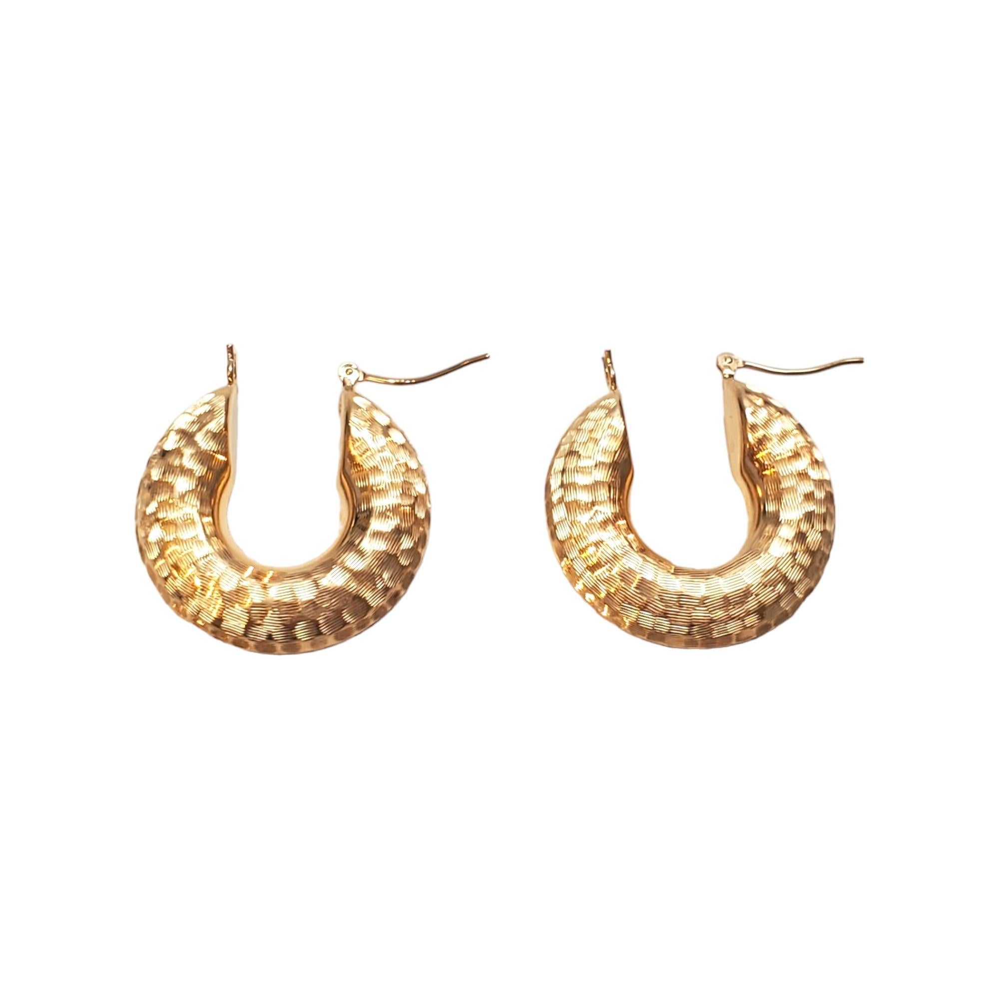 Créoles martelées en or jaune 14 carats n° 17937 Bon état - En vente à Washington Depot, CT