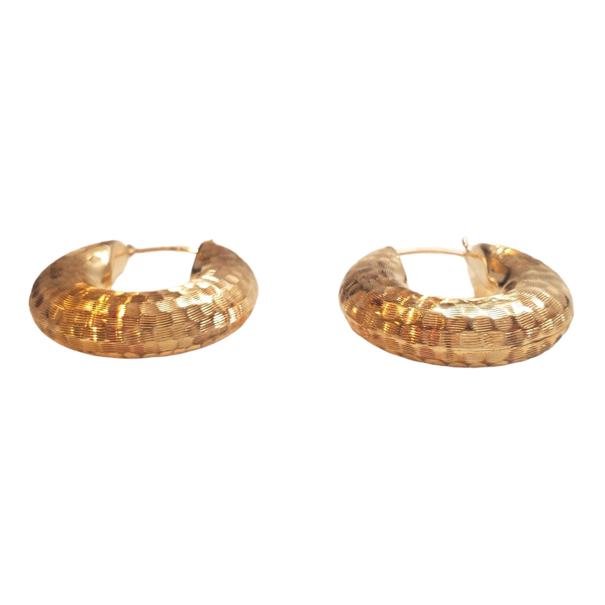 Créoles martelées en or jaune 14 carats n° 17937 Pour femmes en vente