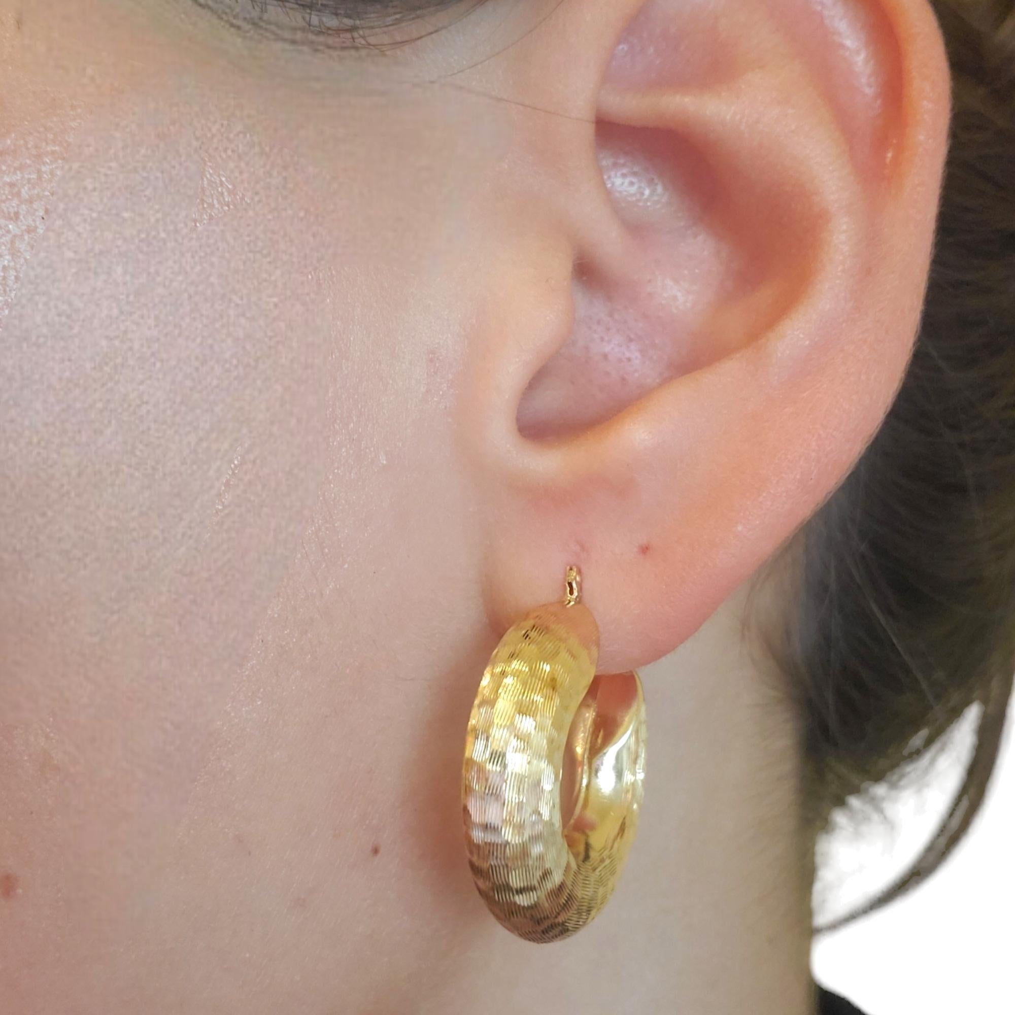 Créoles martelées en or jaune 14 carats n° 17937 en vente 5
