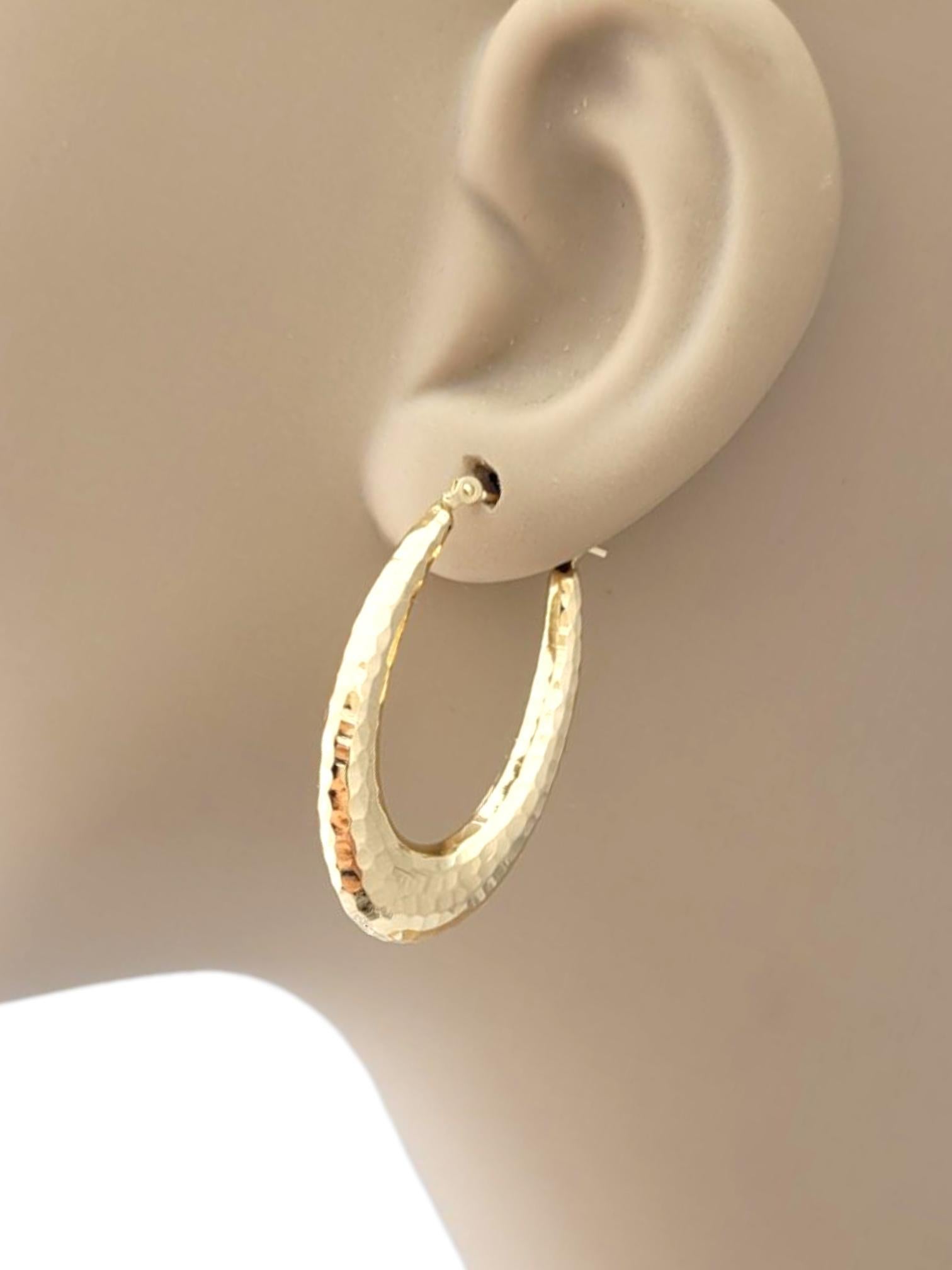 14K Yellow Gold Hammered Oval Hoop Earrings #21759 In Good Condition For Sale In Washington Depot, CT