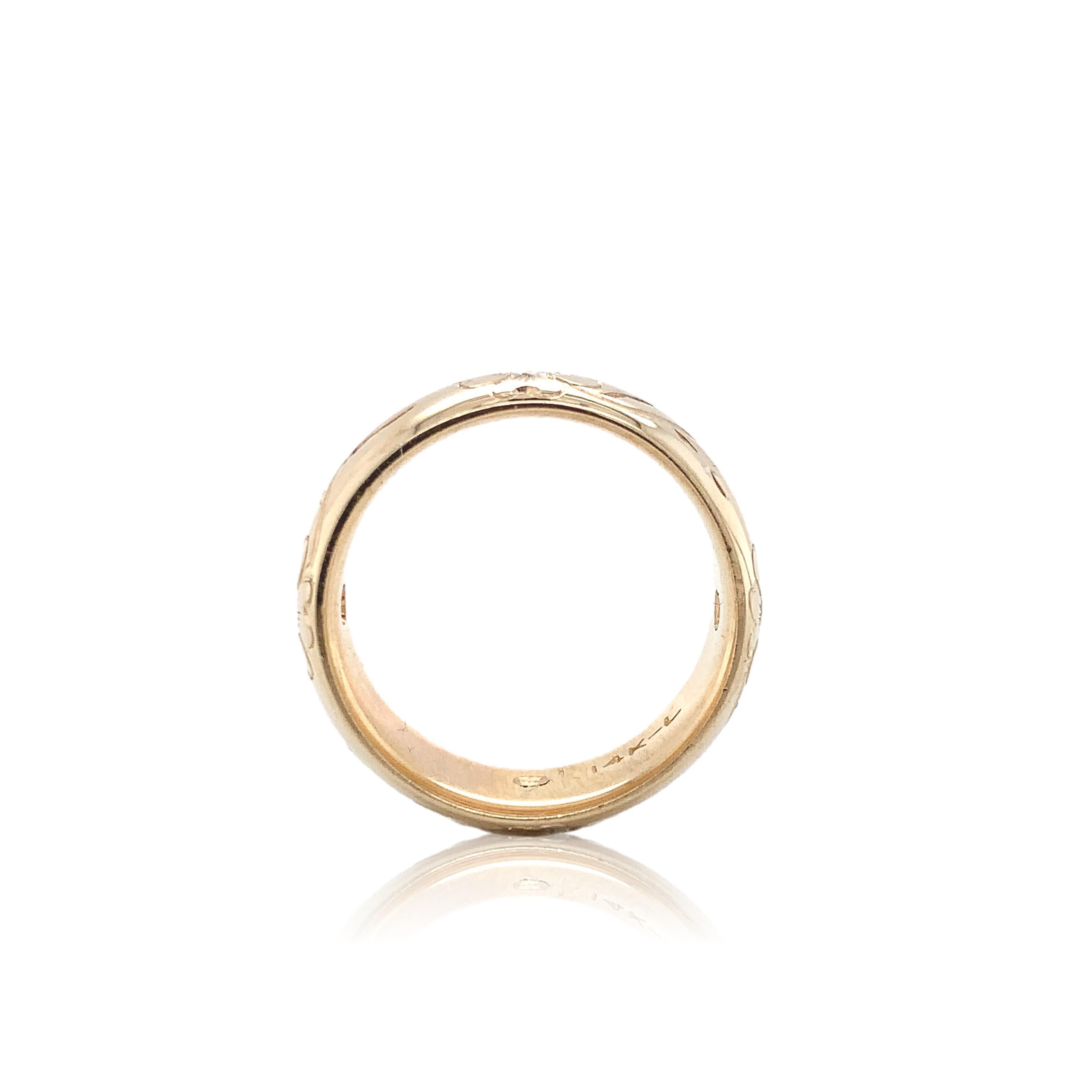 Anneau de mariage en or jaune 14K, large et confortable, serti de diamants et gravé d'un motif de vigne florale.  L'anneau  mesure 6,8 mm de large et est sertie de 4 diamants ronds de taille brillant mesurant 2 mm et pesant au total 0,15cts. Le