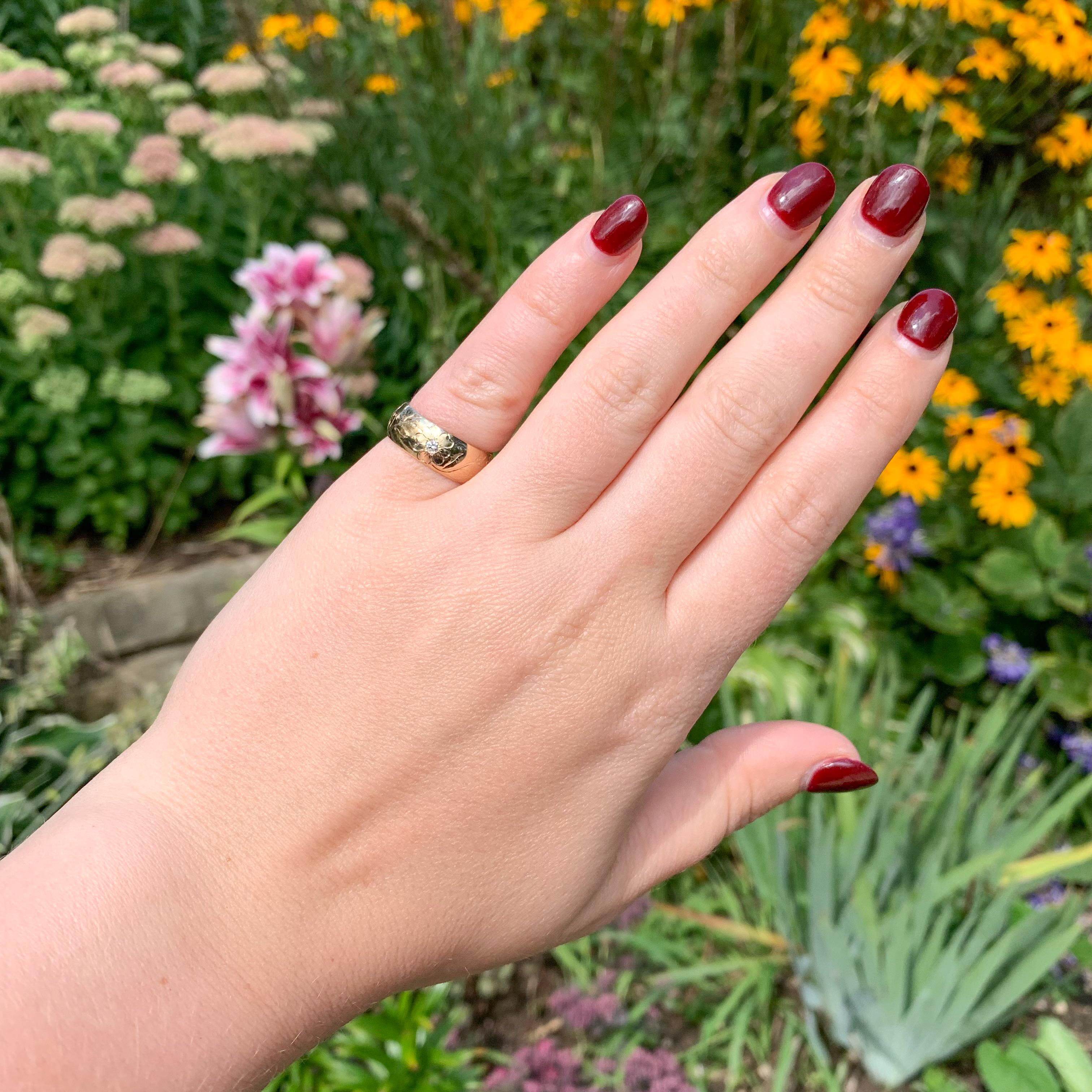 Anneau de mariage en or jaune 14K gravé à la main avec des diamants taille 5 Bon état - En vente à Big Bend, WI