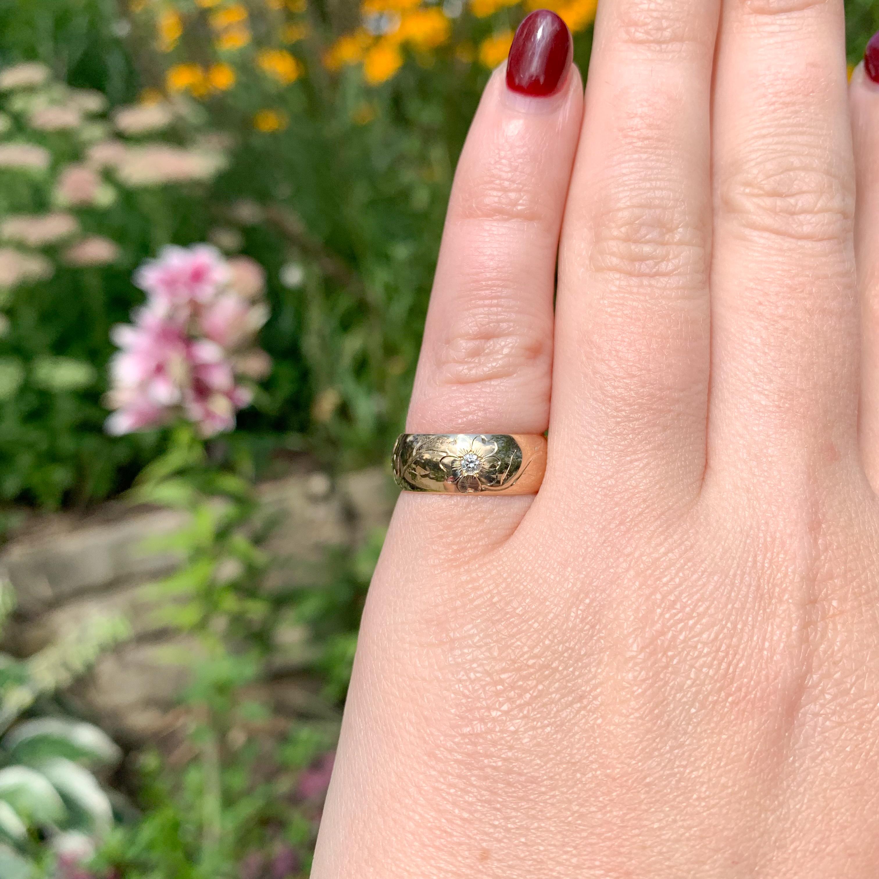 Anneau de mariage en or jaune 14K gravé à la main avec des diamants taille 5 Unisexe en vente