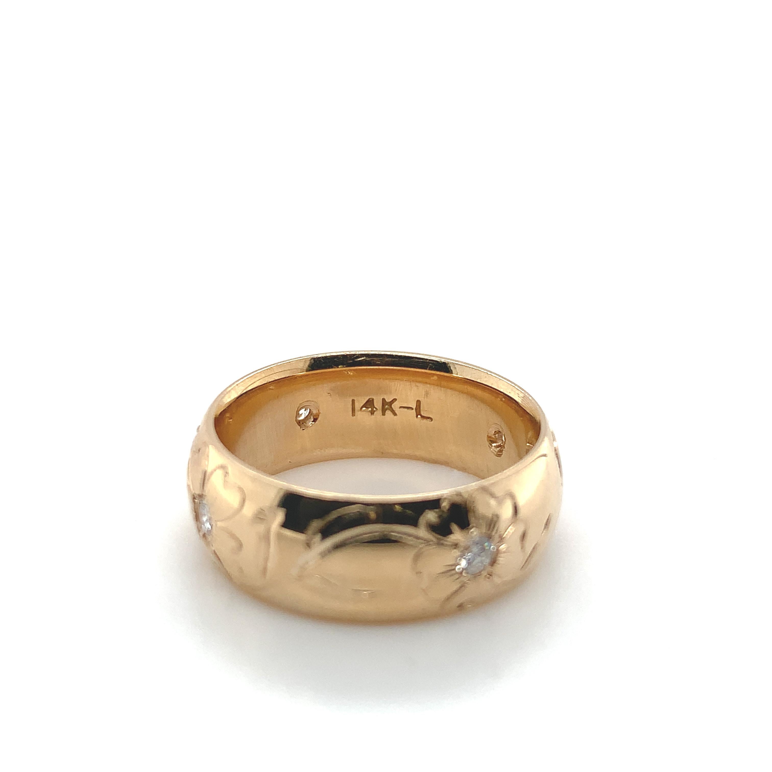 Anneau de mariage en or jaune 14K gravé à la main avec des diamants taille 5 en vente 1