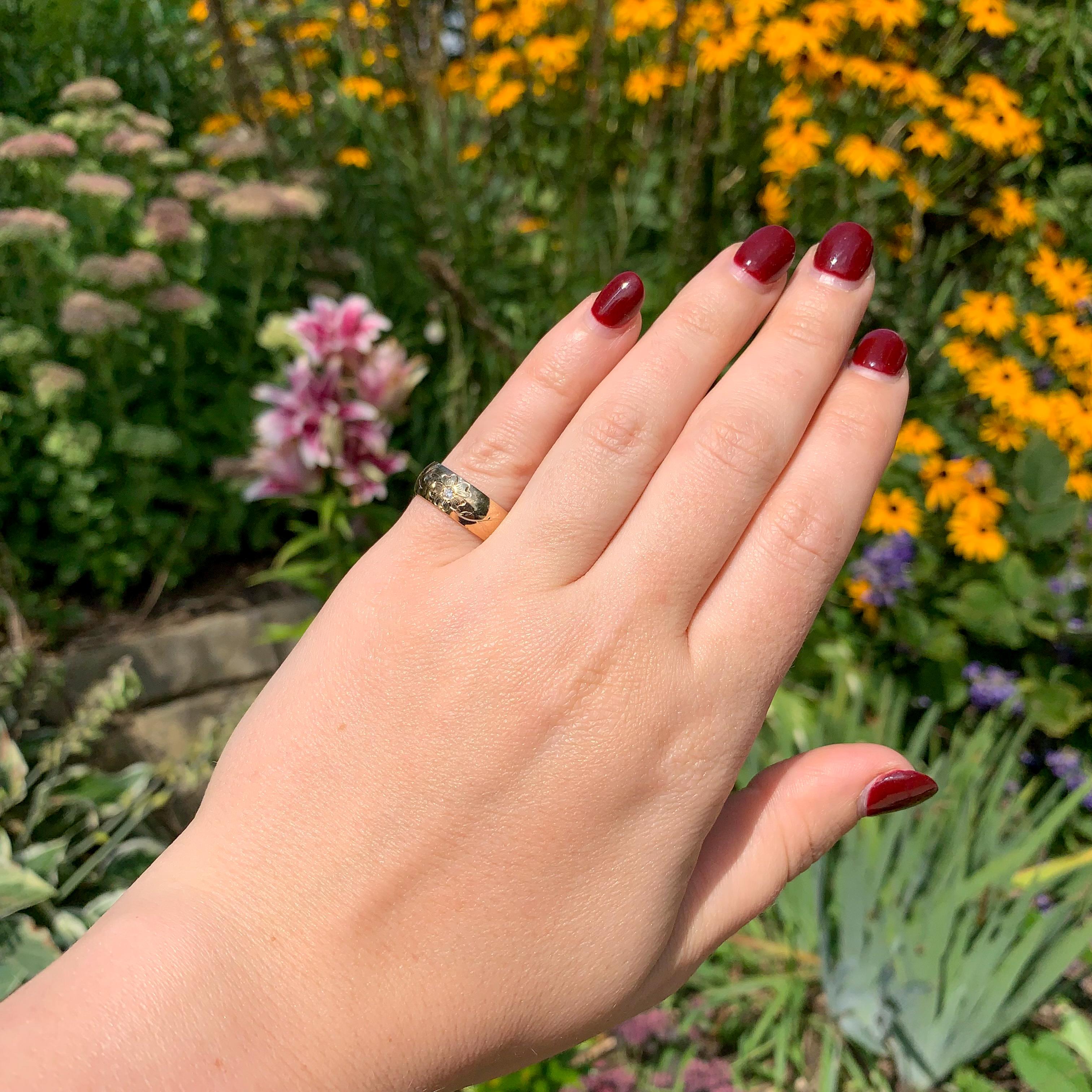 Alliance large gravée à la main en or jaune 14 carats, taille 5,75 Bon état - En vente à Big Bend, WI