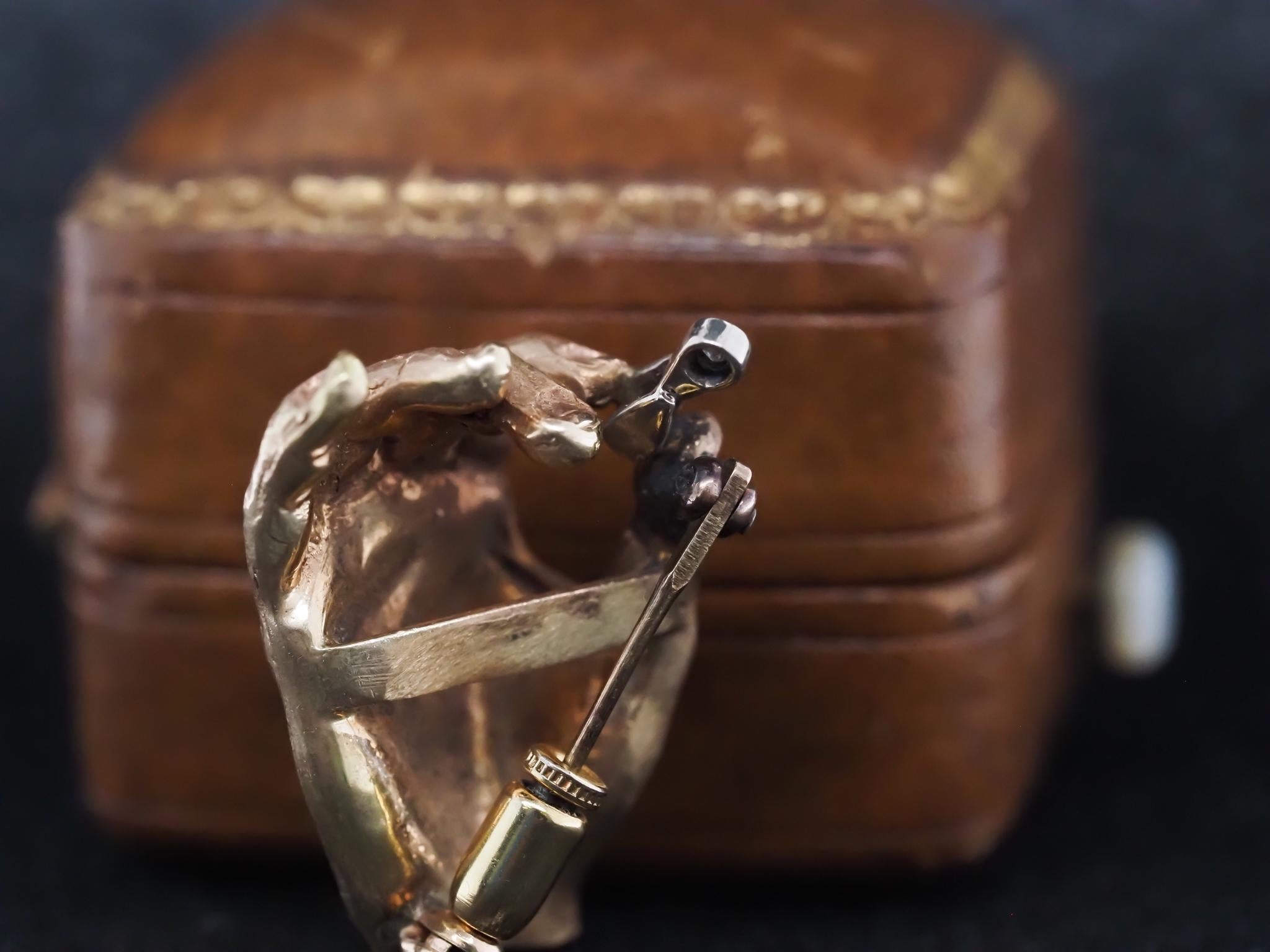 Broche Loupe tenant la main de bijoutiers en or jaune 14 carats et diamants Pour femmes en vente