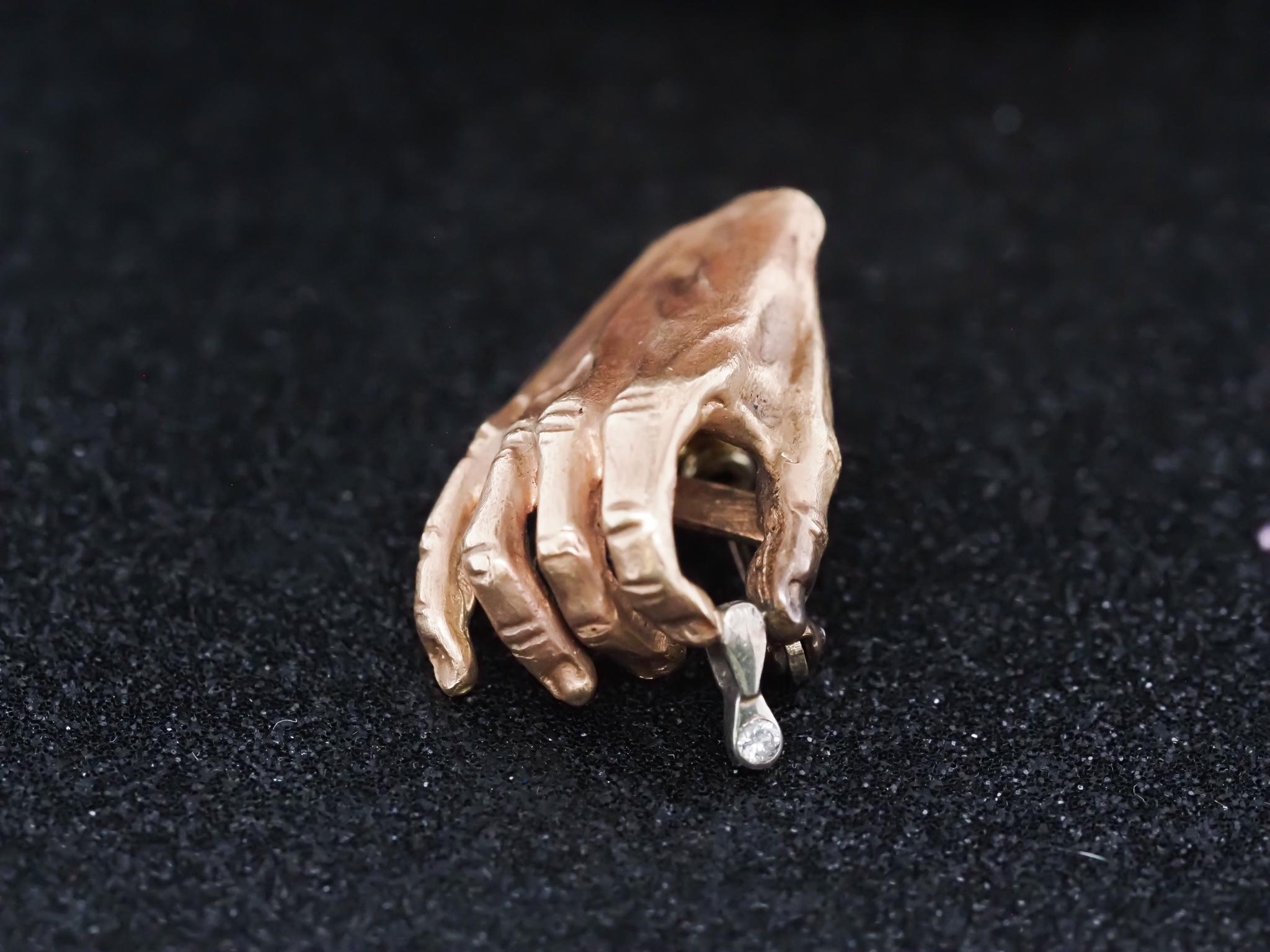 Broche Loupe tenant la main de bijoutiers en or jaune 14 carats et diamants en vente 1