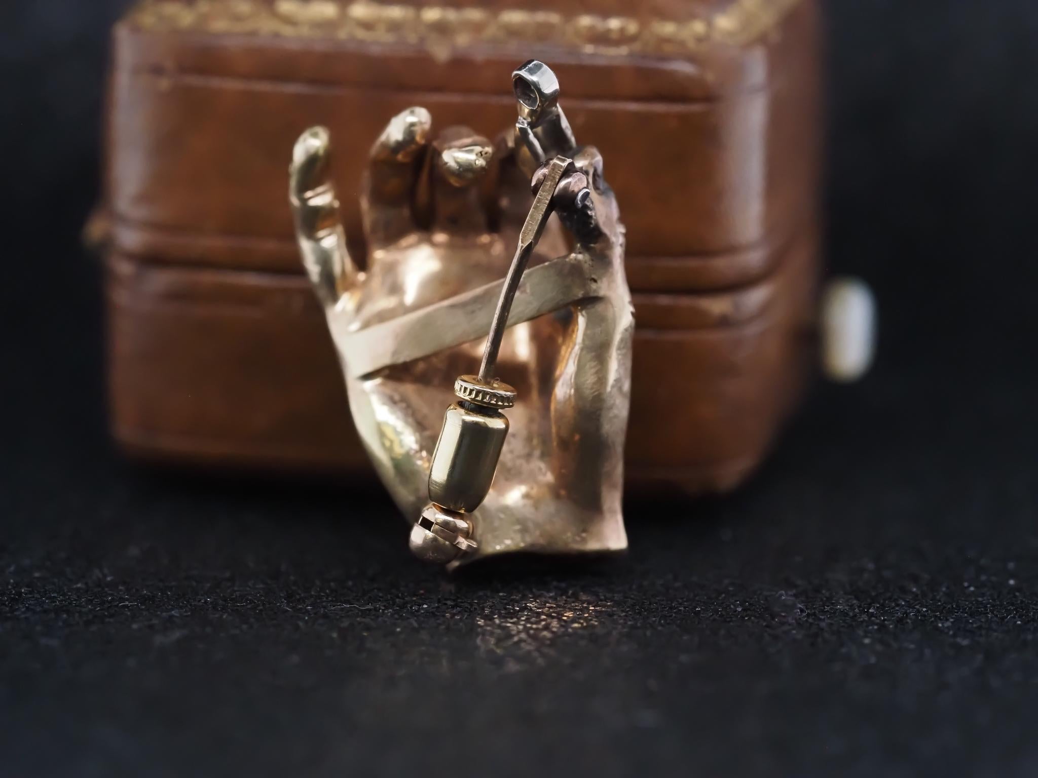 Broche Loupe tenant la main de bijoutiers en or jaune 14 carats et diamants en vente 3