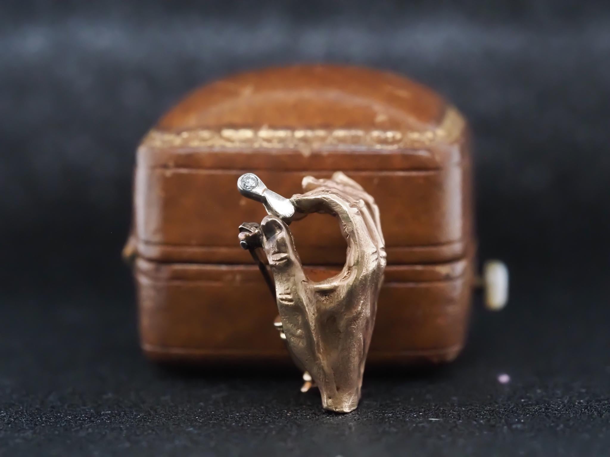 Broche Loupe tenant la main de bijoutiers en or jaune 14 carats et diamants en vente 4