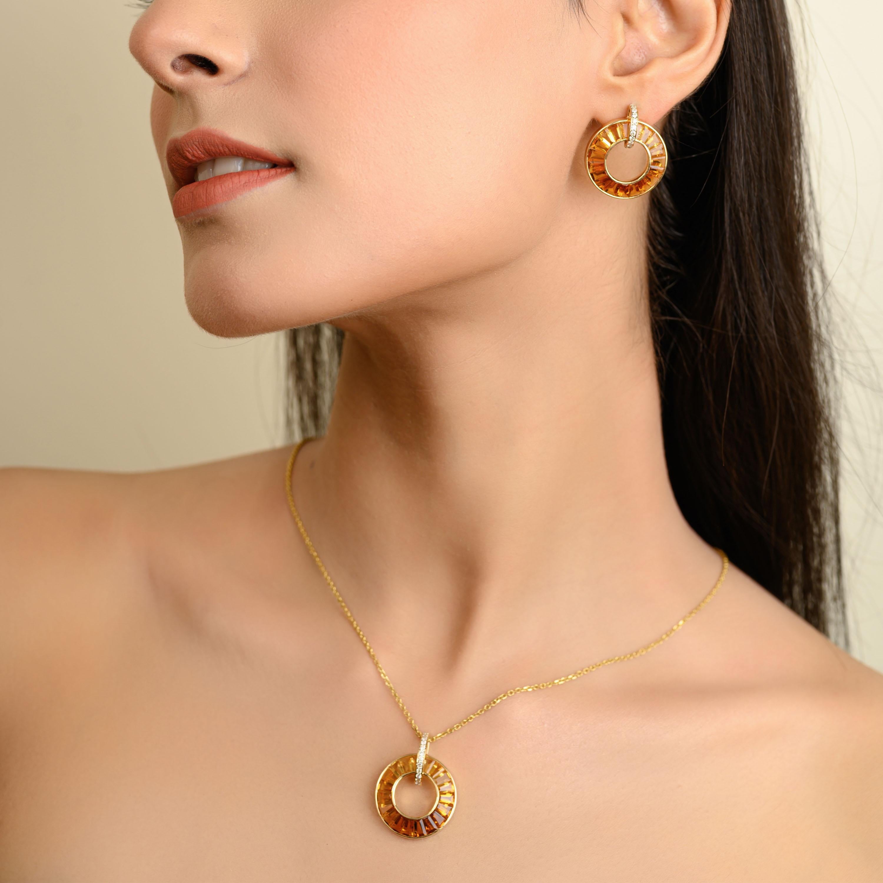 Cet exquis pendentif en or 14 carats et ses boucles d'oreilles circulaires assorties présentent une fusion harmonieuse de brillance, de couleur et de savoir-faire artisanal. Conçue pour rayonner d'élégance, chaque pièce présente un motif circulaire