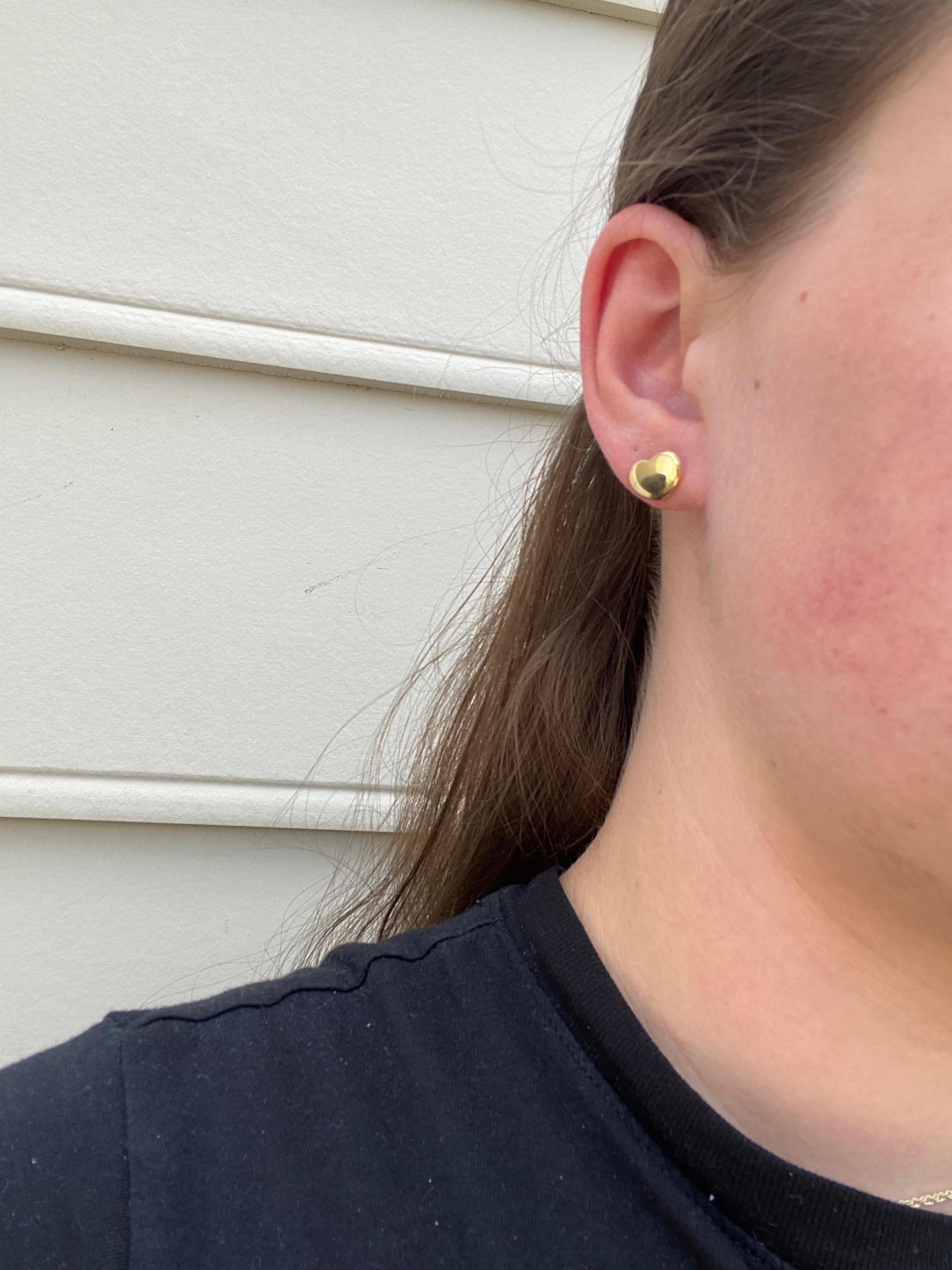 Orecchini a cuore in oro giallo 14k, orecchini a perno, delicati e graziosi in vendita 1