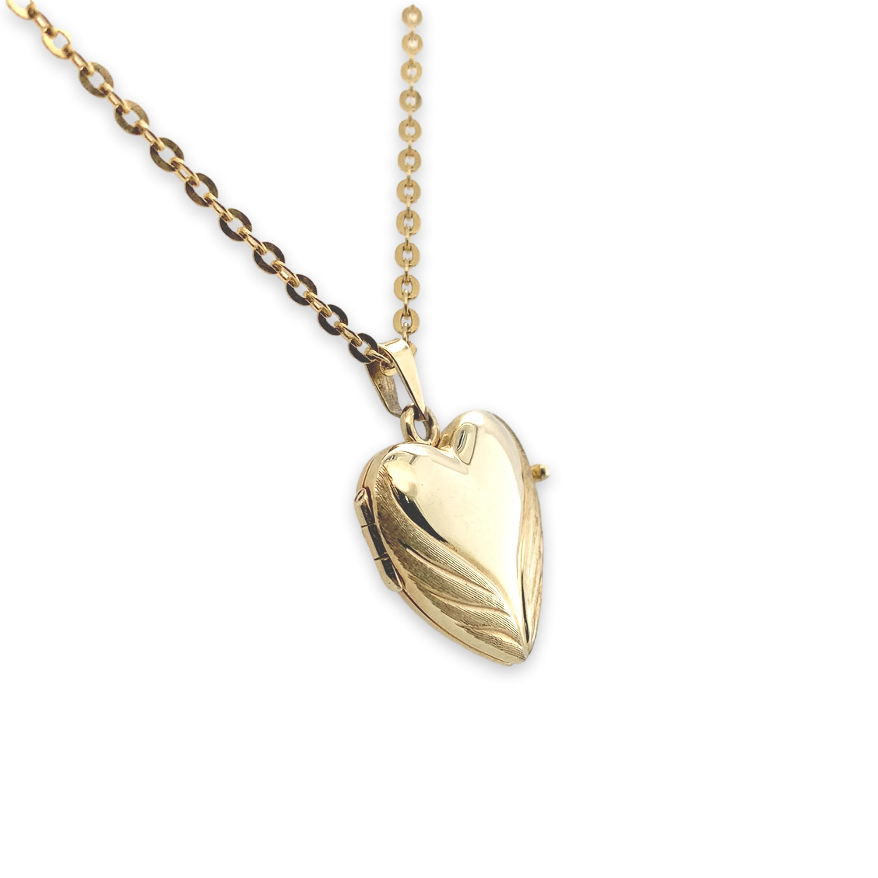 Médaillon en or jaune 14K en forme de cœur sur chaîne. Le médaillon mesure 1 1/8