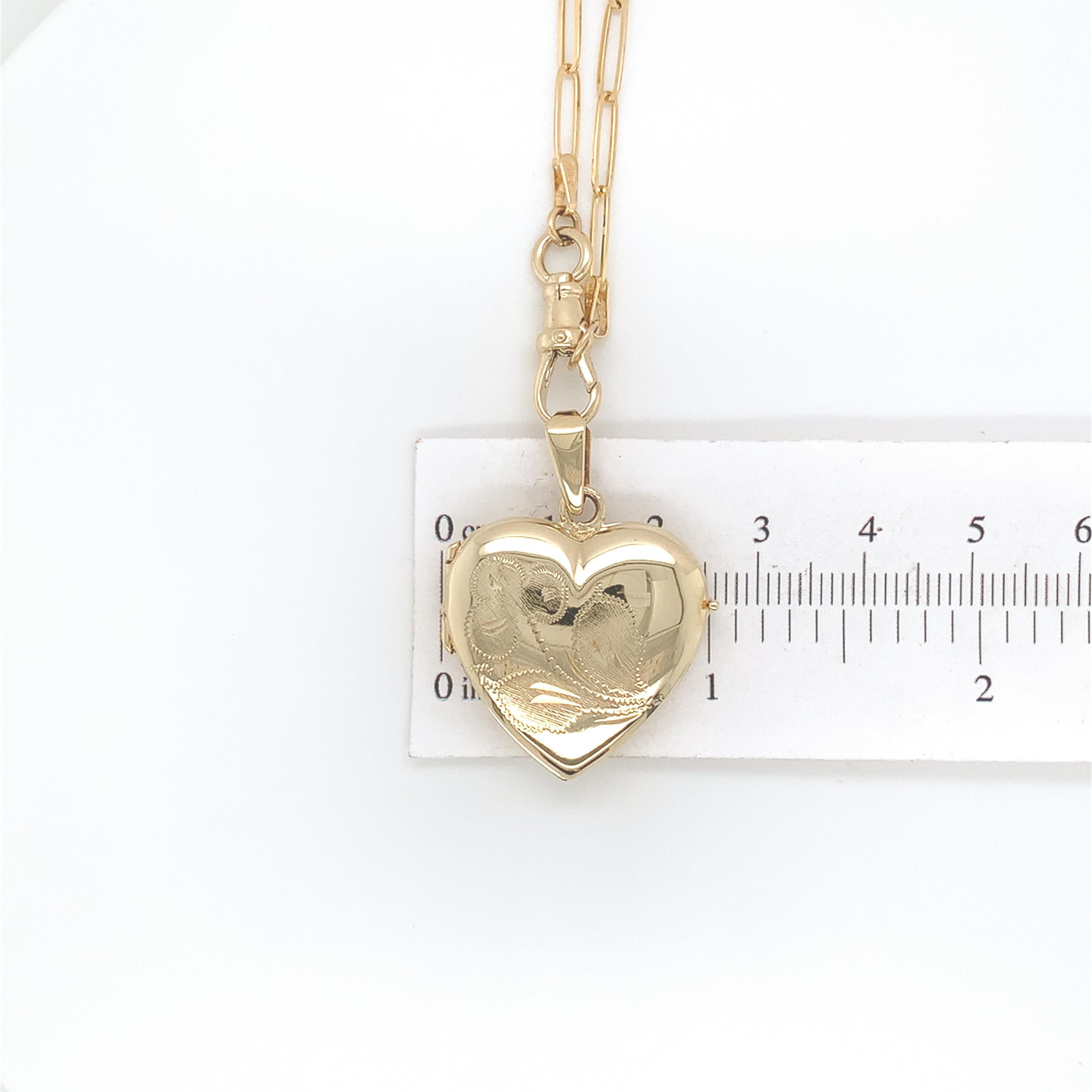 Medaglione a cuore in oro giallo 14K con trifoglio inciso e catena allungata in vendita 7