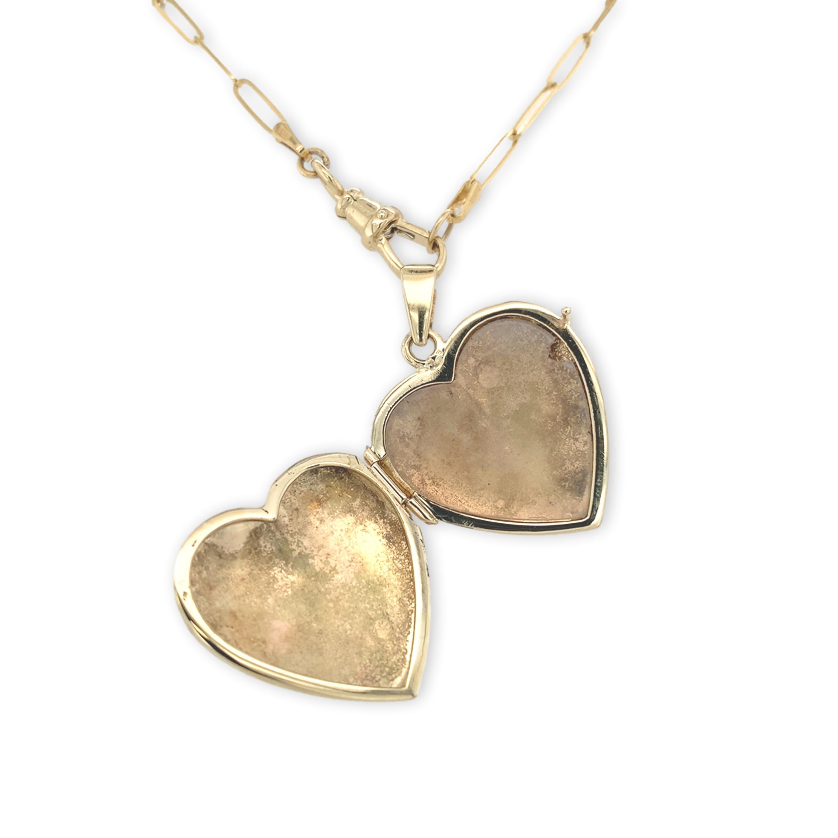 Medaglione a forma di cuore in oro giallo 14K con catena. Il medaglione misura 1,3/8