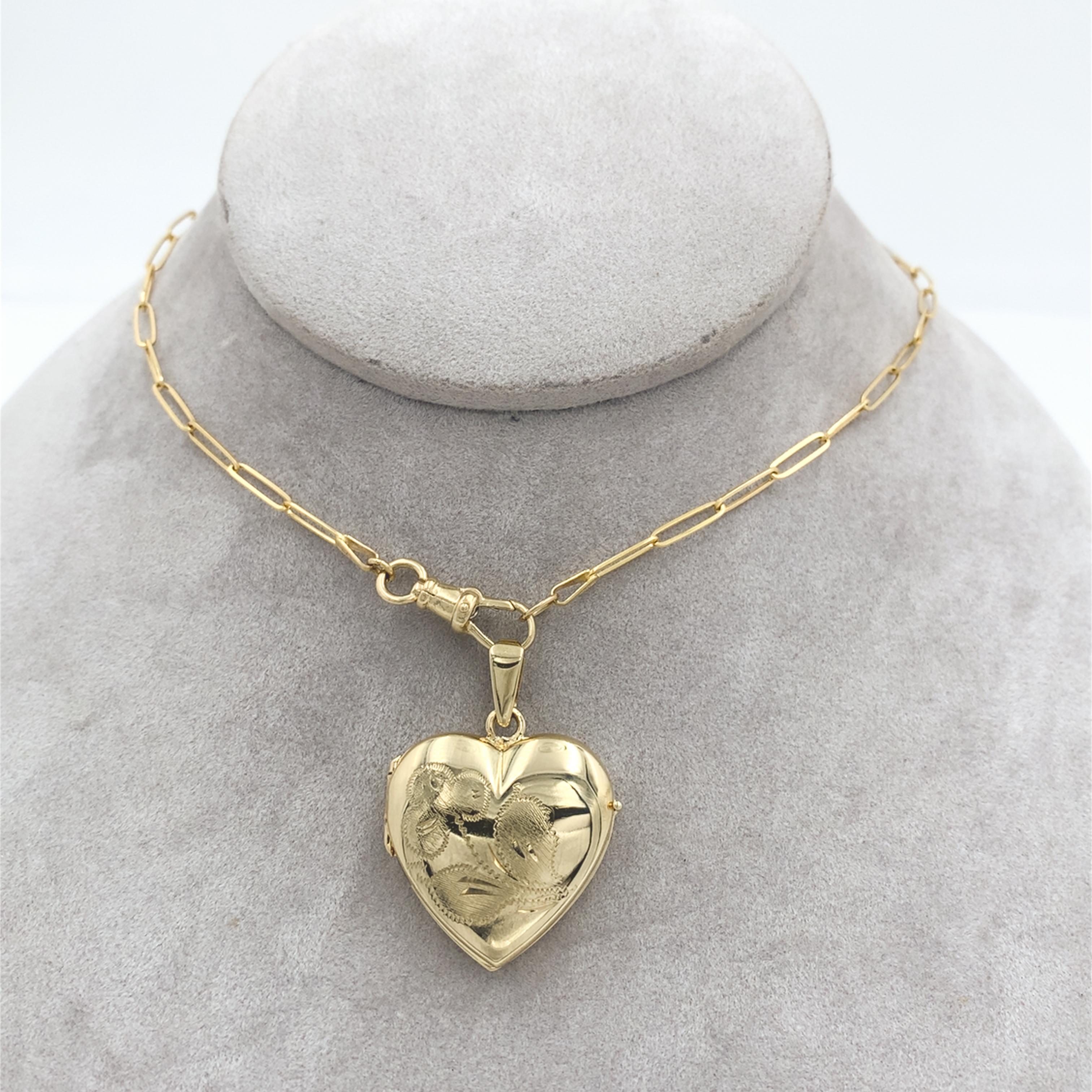Medaglione a cuore in oro giallo 14K con trifoglio inciso e catena allungata in vendita 1