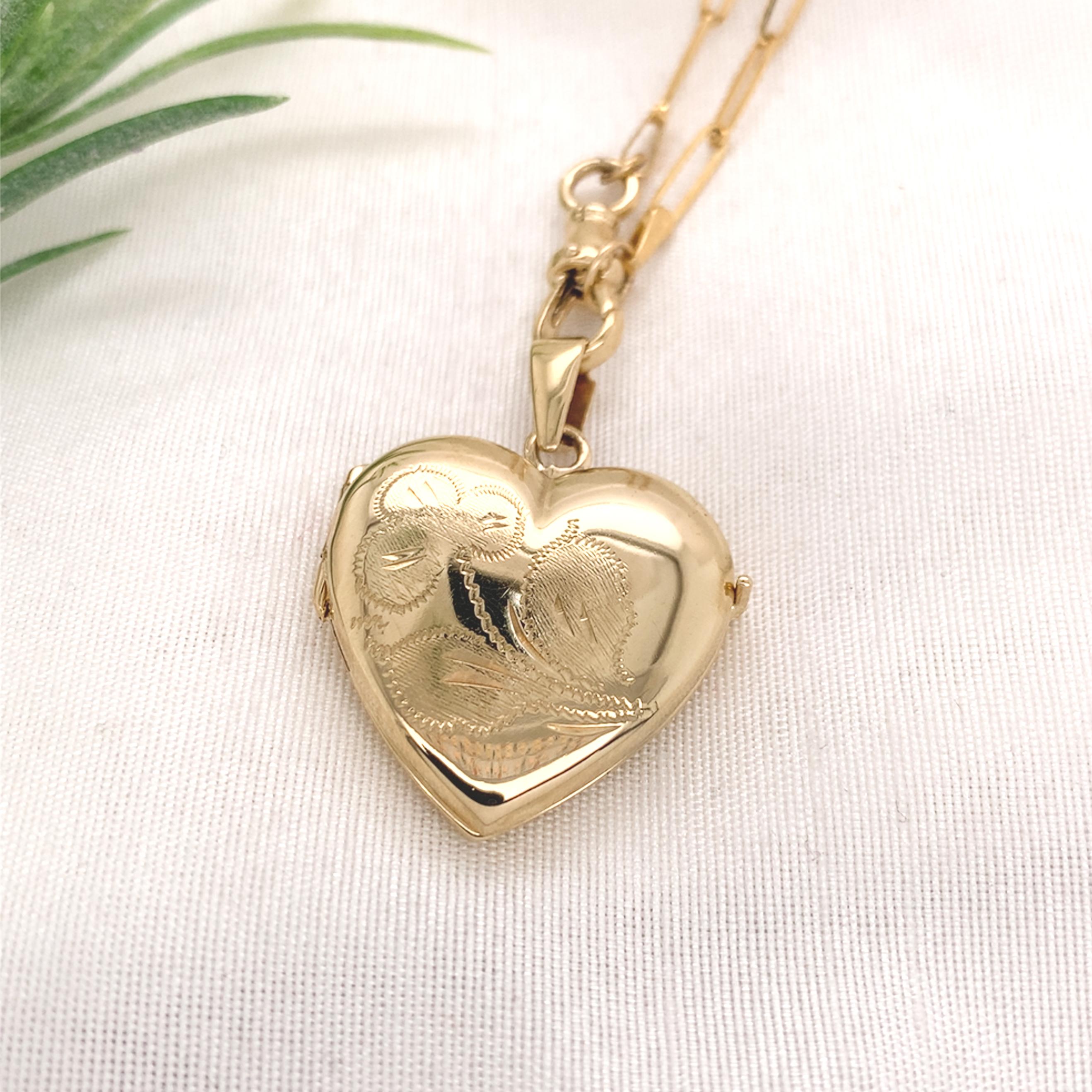 Medaglione a cuore in oro giallo 14K con trifoglio inciso e catena allungata in vendita 2