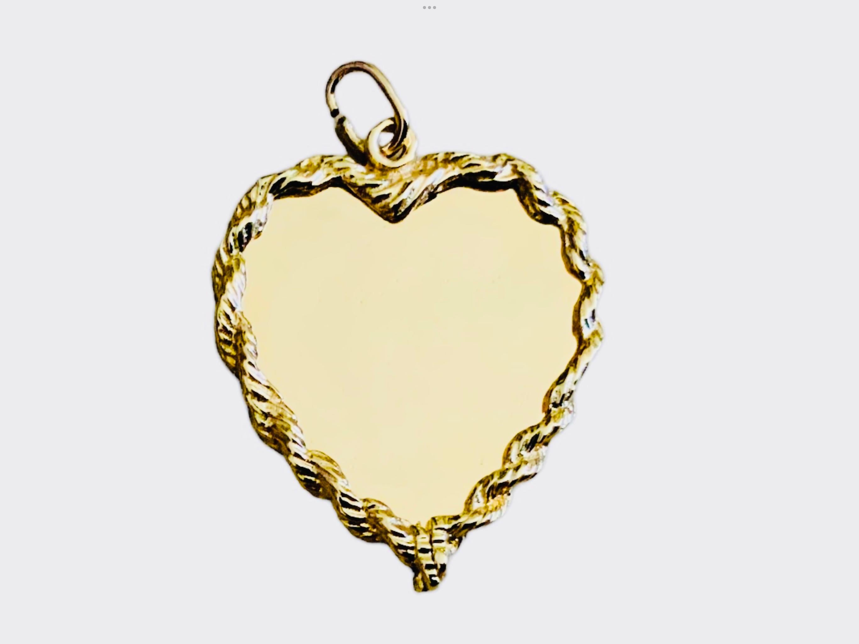 14k Yellow Gold Heart Pendant  In Good Condition For Sale In Guaynabo, PR