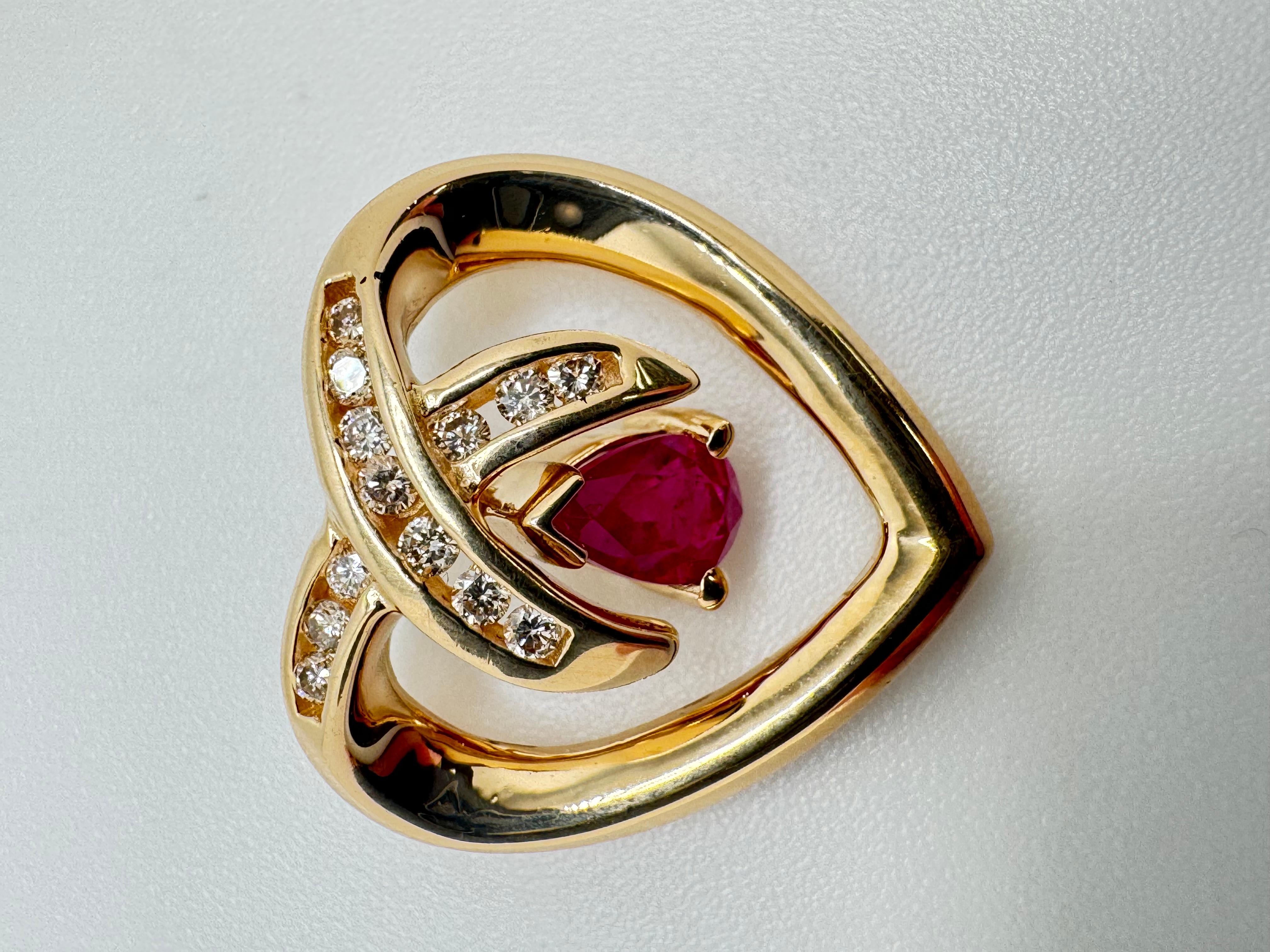 Questo elegante ciondolo in oro giallo 14K combina la bellezza appassionata di un rubino con la brillantezza scintillante dei diamanti in un affascinante design a cuore. Il centro è caratterizzato da un vibrante rubino di 6x4 mm, che irradia un