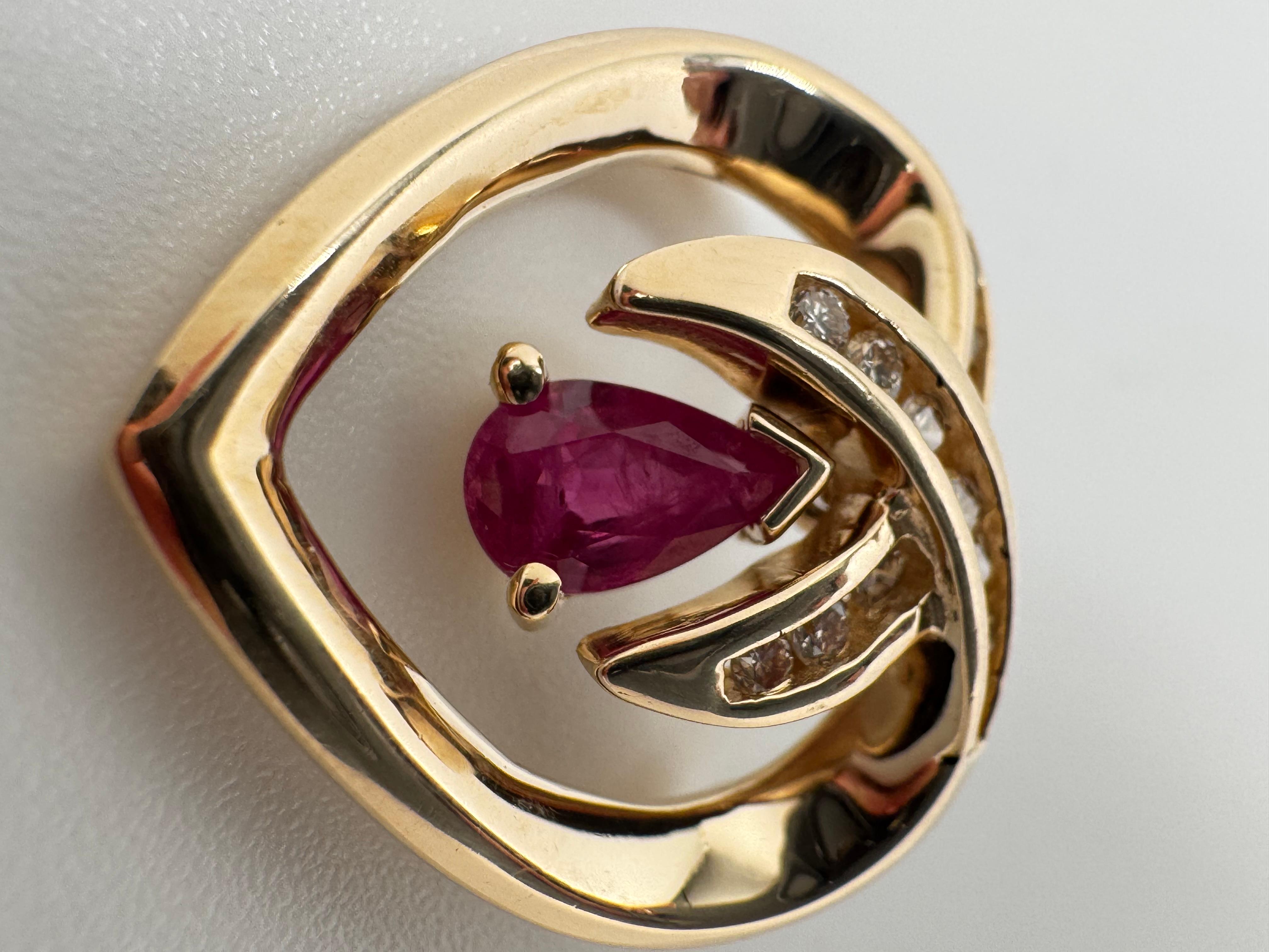 Art Déco Ciondolo a forma di cuore in oro giallo 14K con accenti di rubino e diamanti in vendita