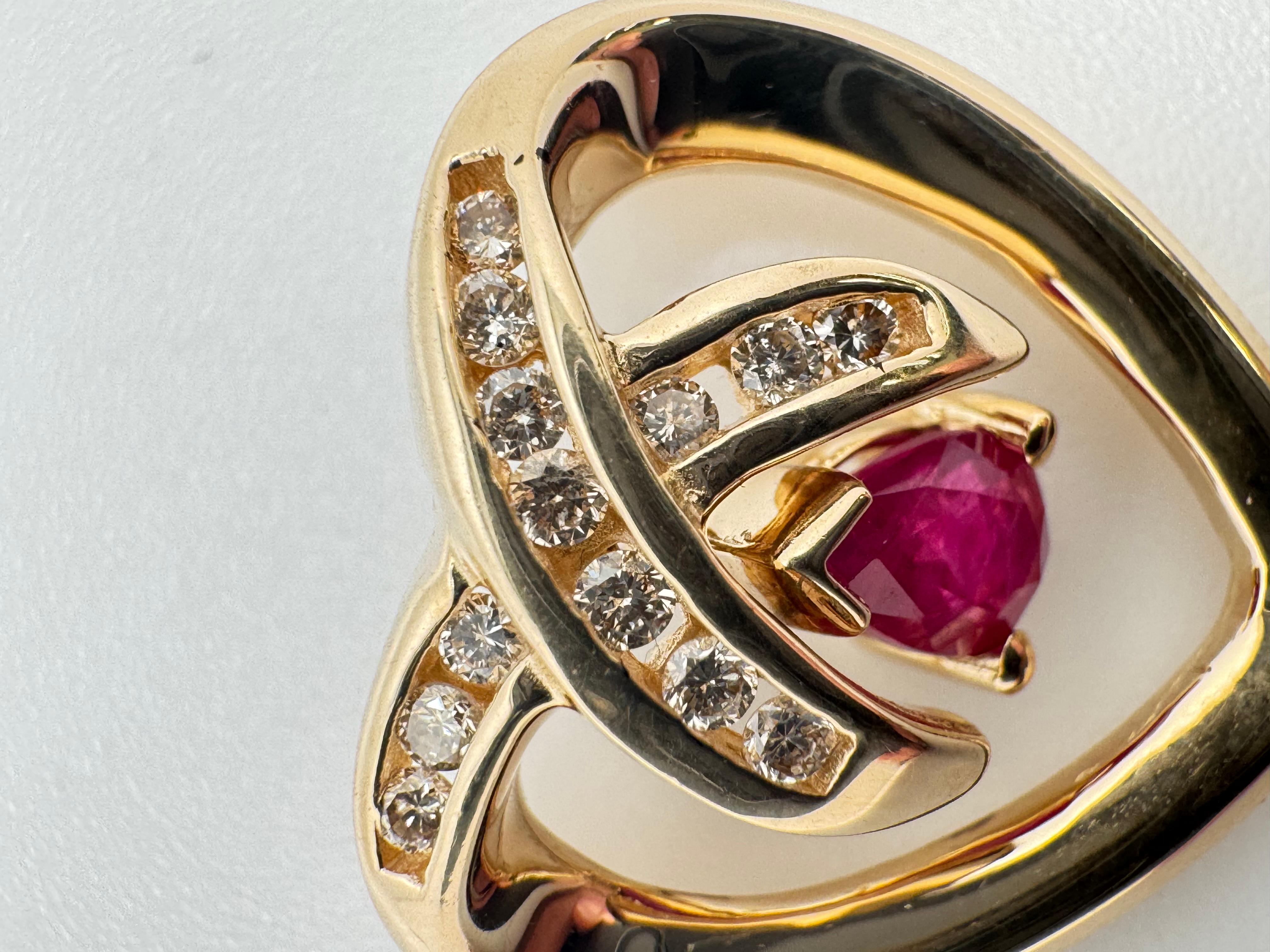 Taglio rotondo Ciondolo a forma di cuore in oro giallo 14K con accenti di rubino e diamanti in vendita