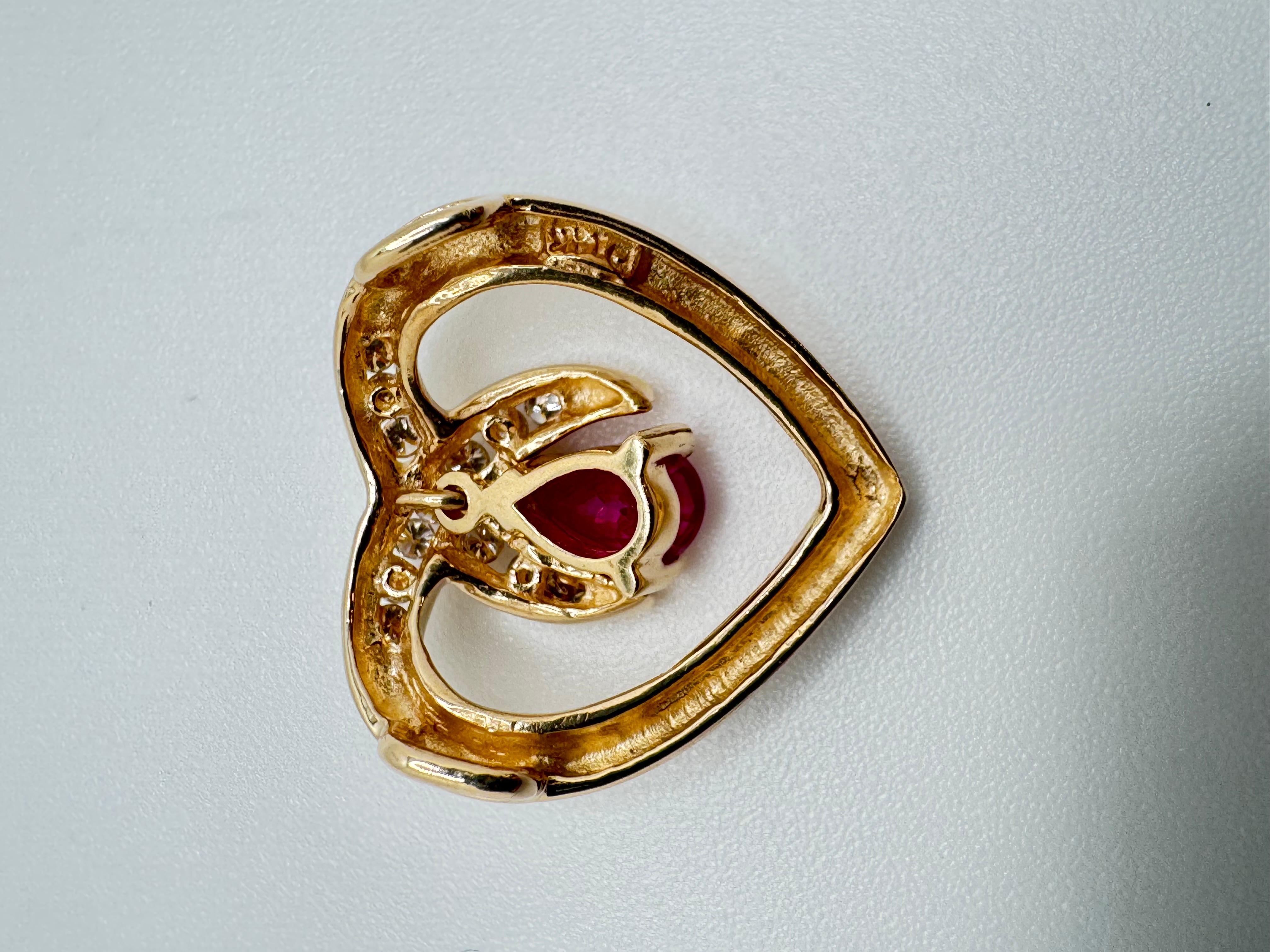 Ciondolo a forma di cuore in oro giallo 14K con accenti di rubino e diamanti in vendita 2