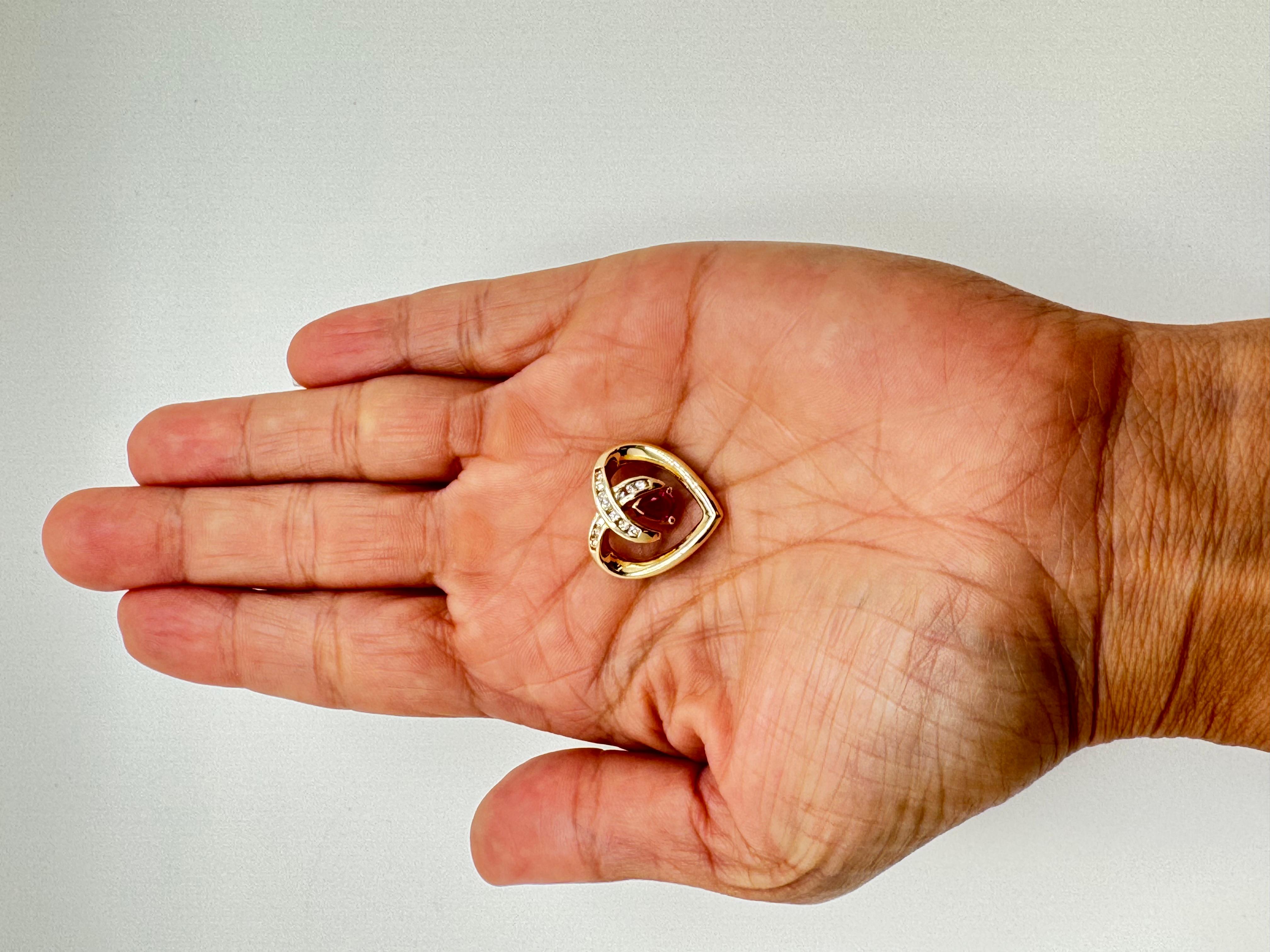 Ciondolo a forma di cuore in oro giallo 14K con accenti di rubino e diamanti in vendita 3