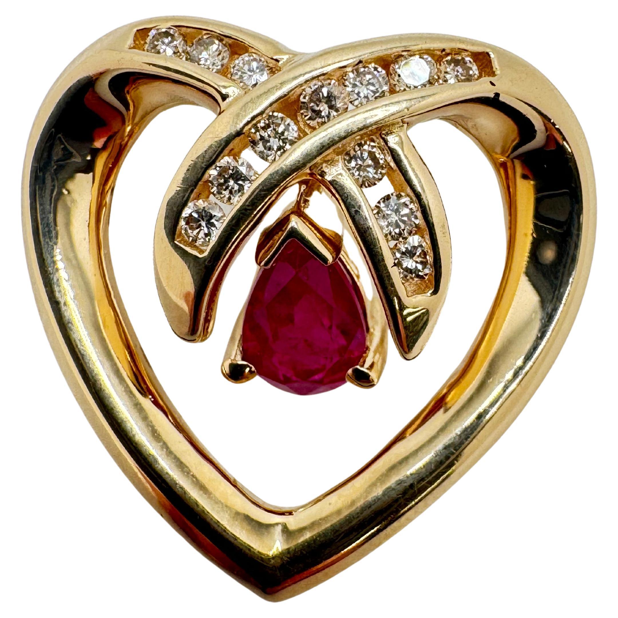 Ciondolo a forma di cuore in oro giallo 14K con accenti di rubino e diamanti in vendita