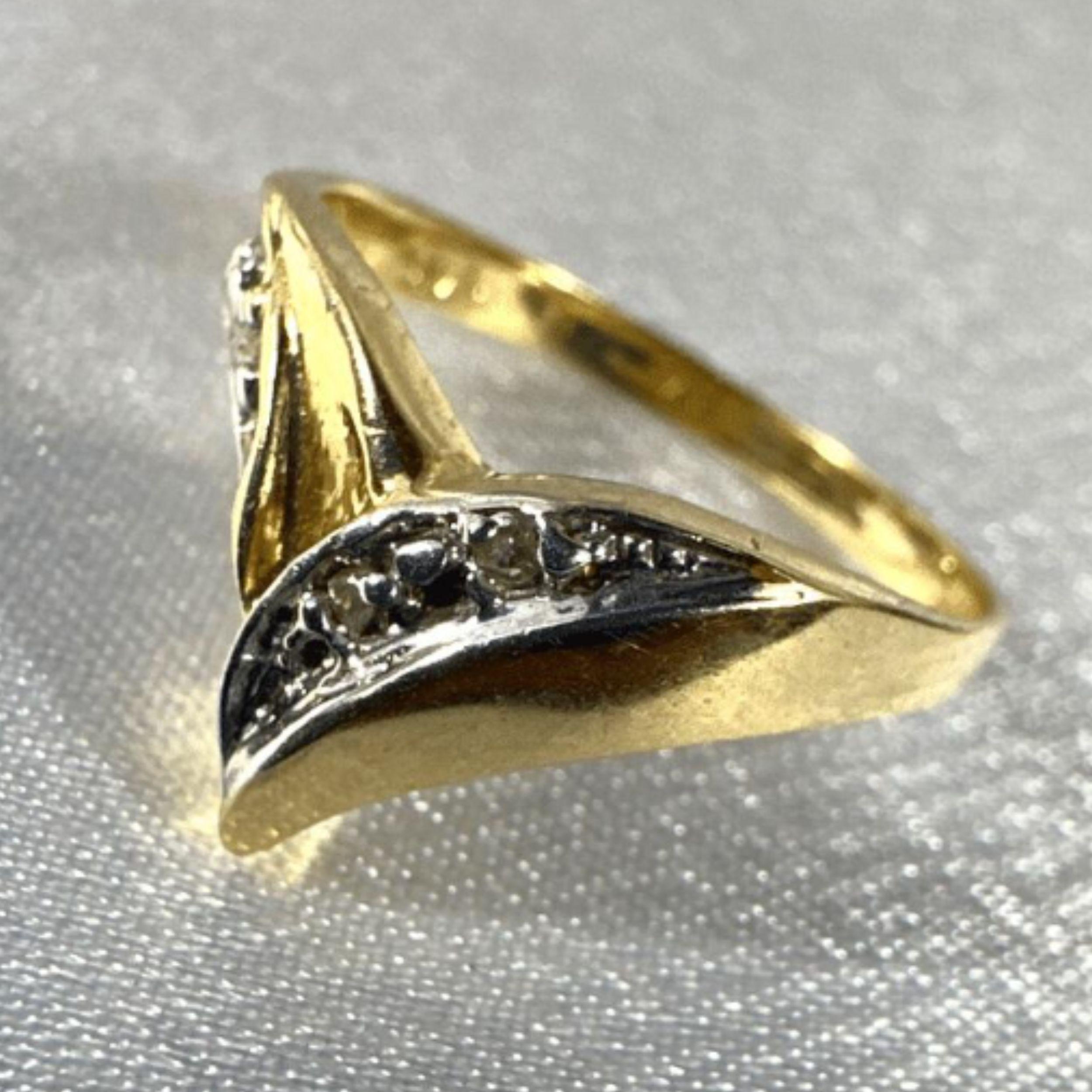 Bague cœur en or jaune 14 carats avec accents en or blanc et de minuscules diamants taille 6 Pour femmes en vente