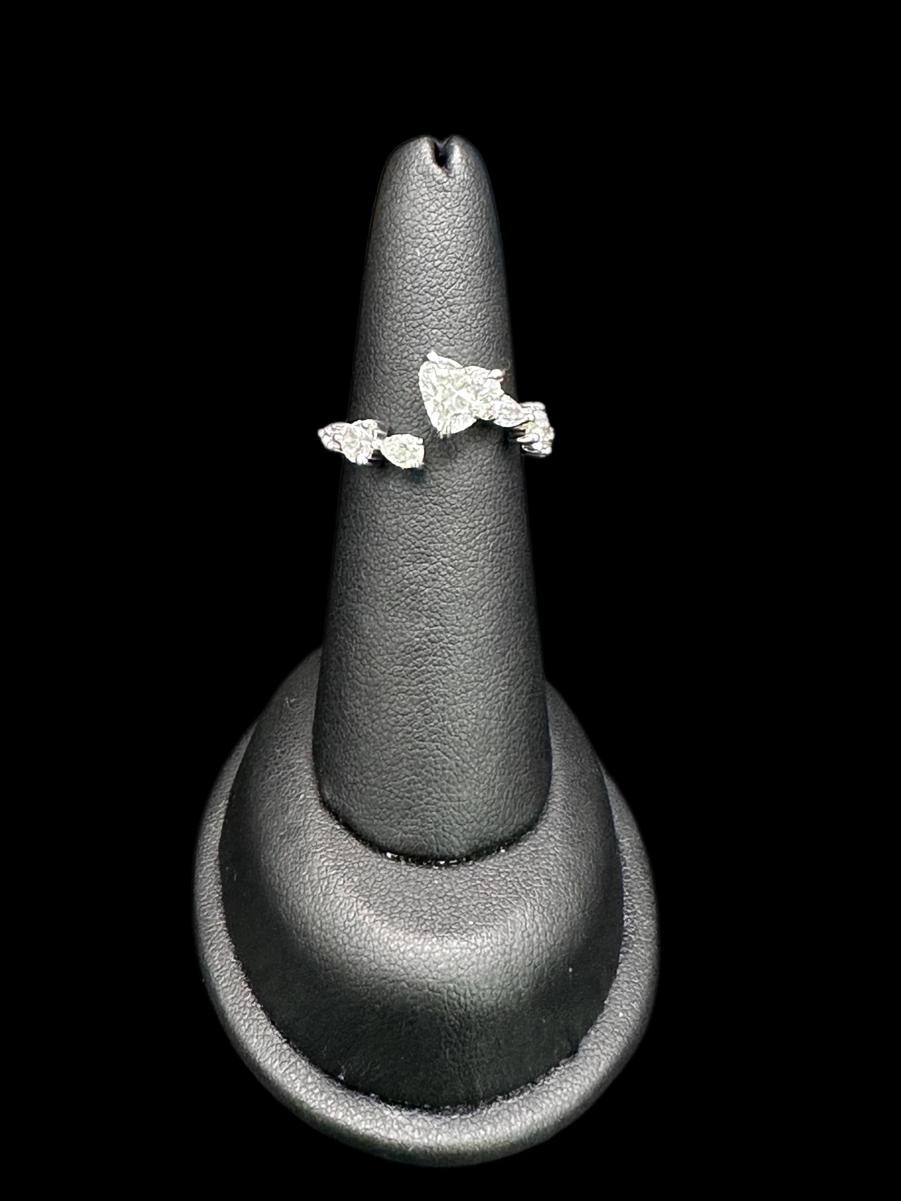 Im Angebot: 14k Gelbgold, herzförmiger Diamantring in Herzform mit birnenförmigem Diamanten () 2