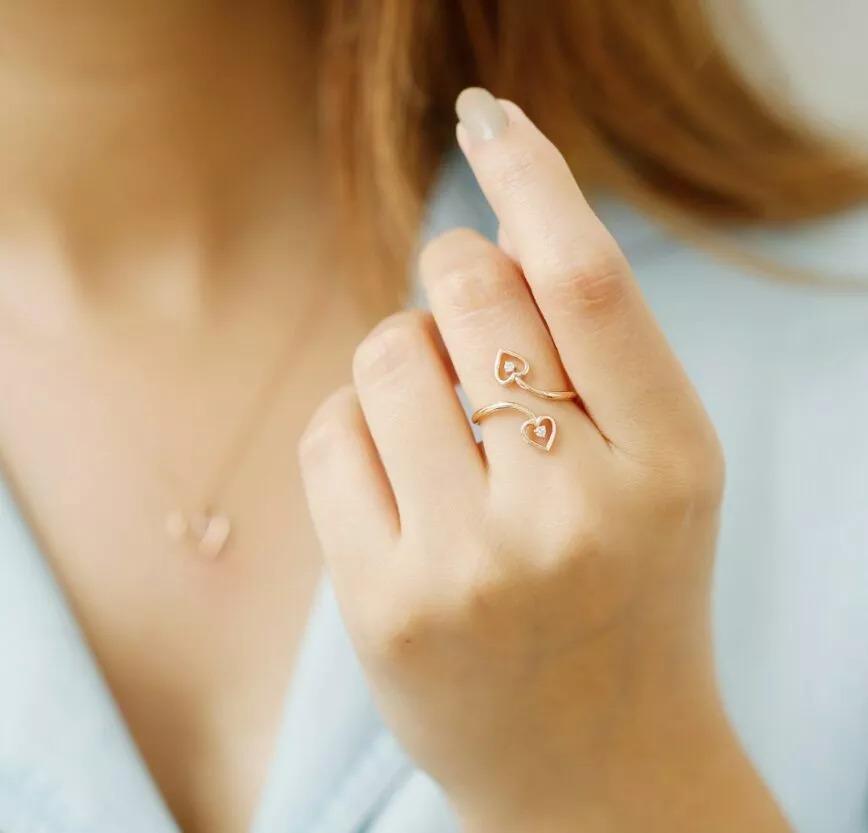 Heart Shape Ring Round Diamond in 14K Yellow Gold In New Condition For Sale In Chicago, IL