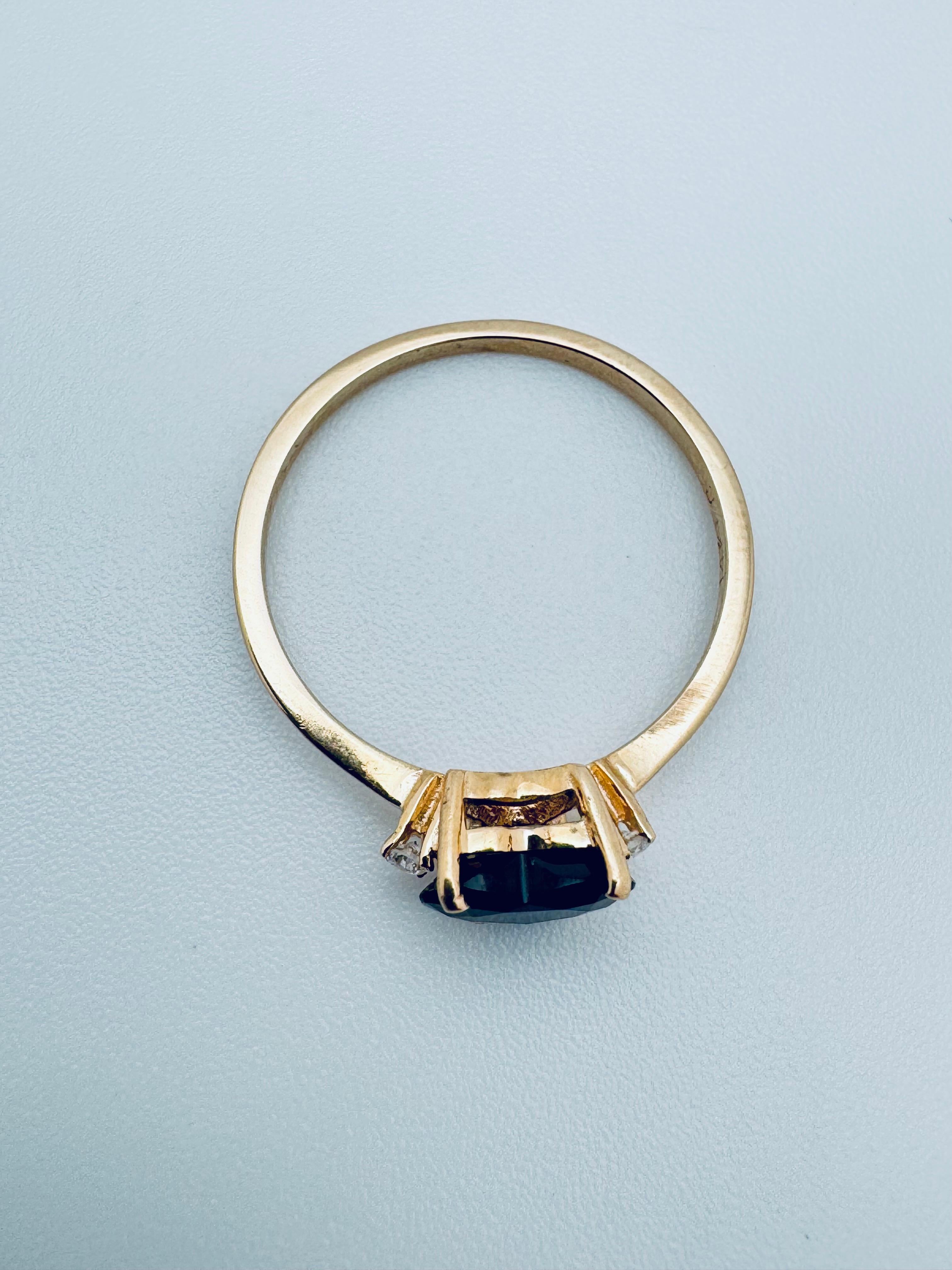 Art déco Bague en or jaune 14K en forme de cœur avec saphir bleu et diamant en vente