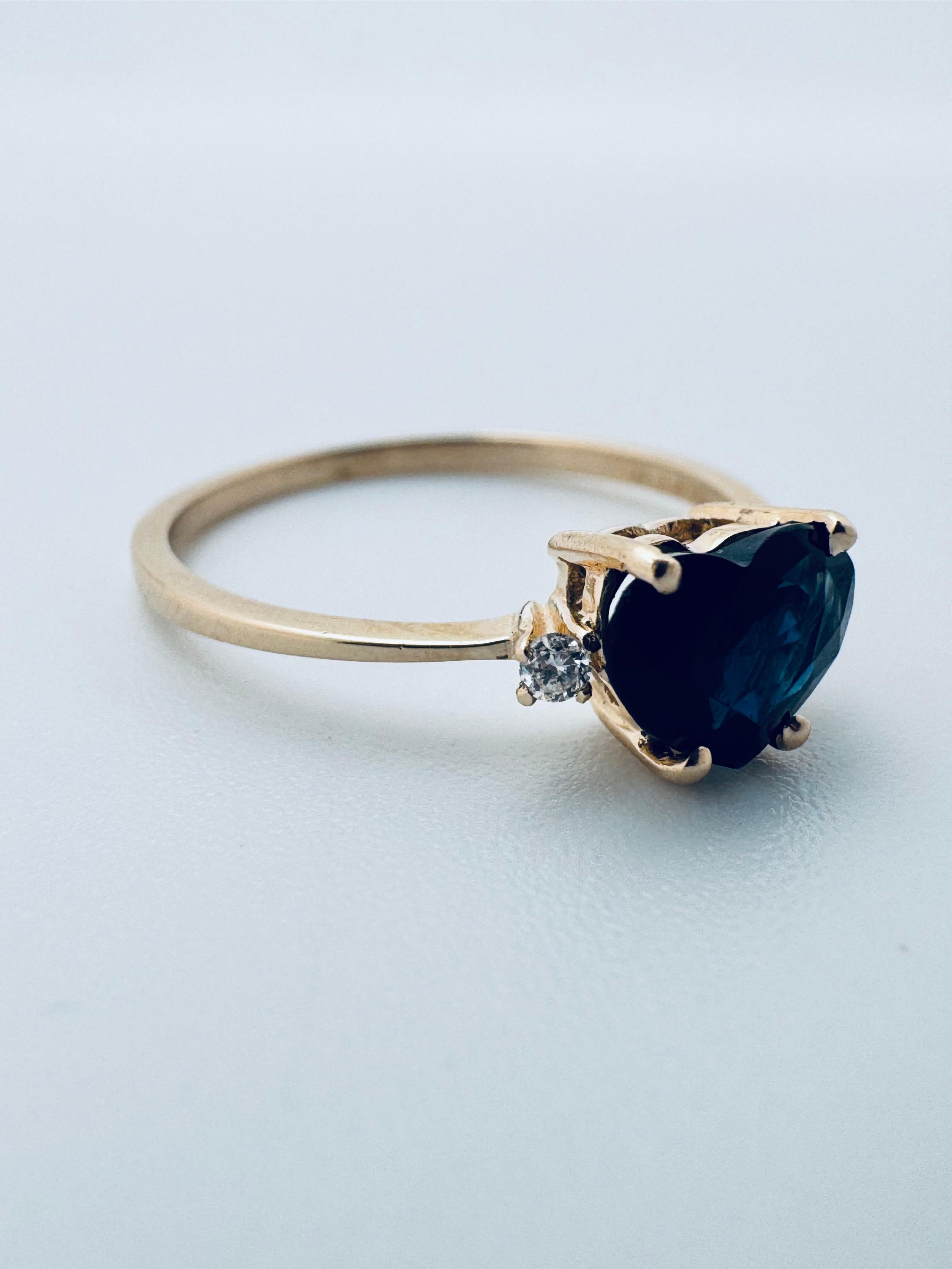 Taille cœur Bague en or jaune 14K en forme de cœur avec saphir bleu et diamant en vente