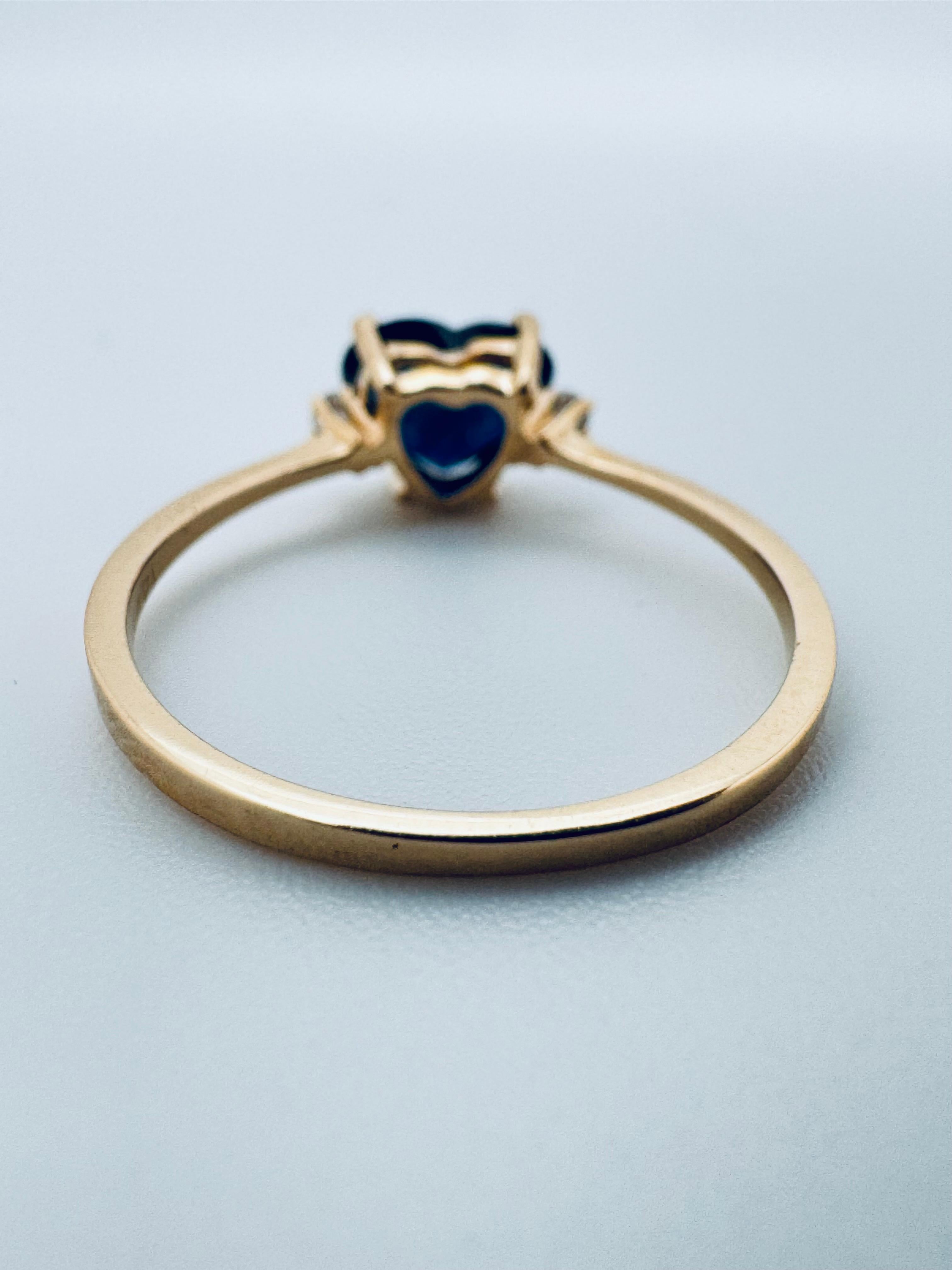 Bague en or jaune 14K en forme de cœur avec saphir bleu et diamant en vente 1