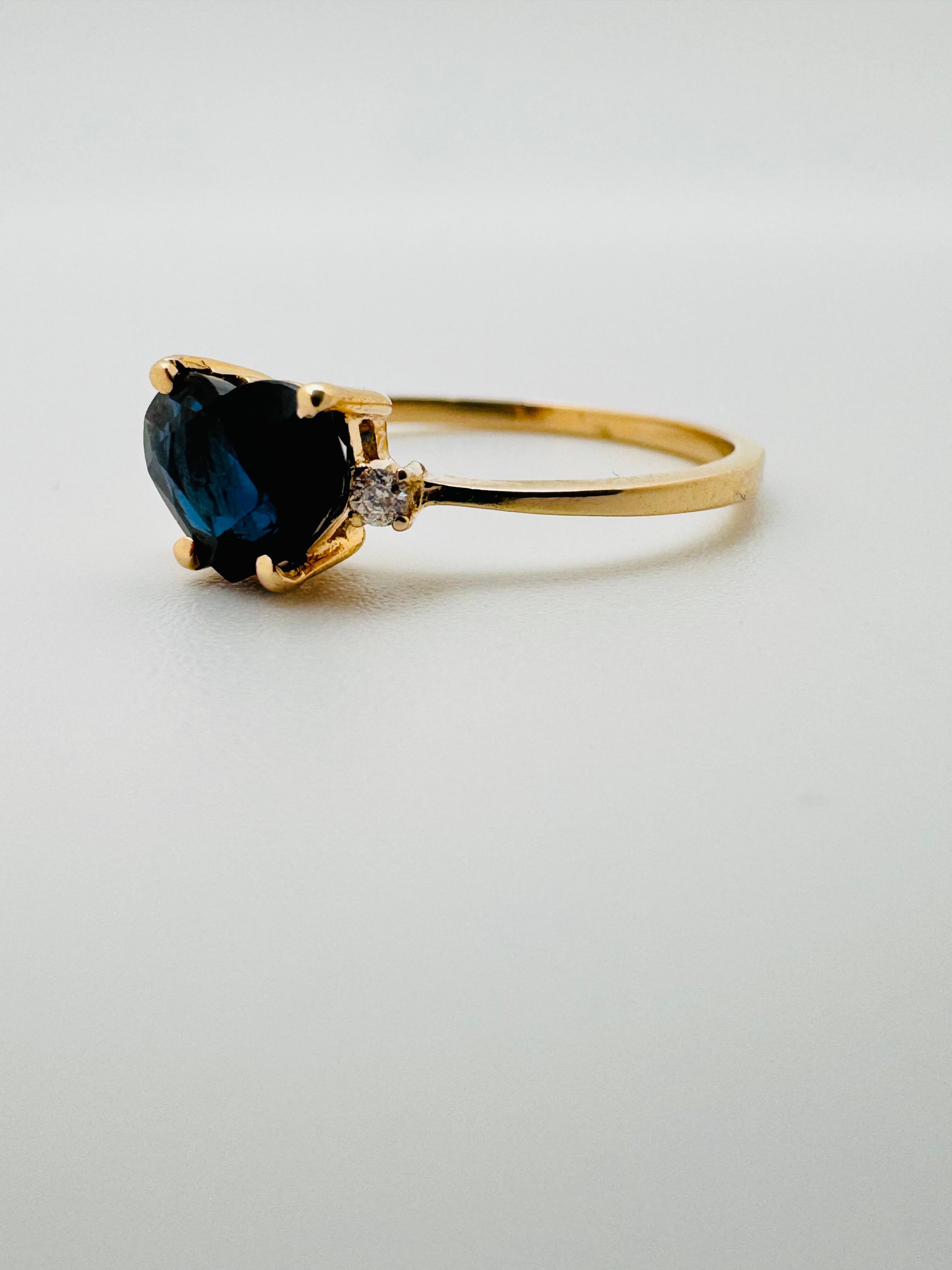 Bague en or jaune 14K en forme de cœur avec saphir bleu et diamant en vente 3