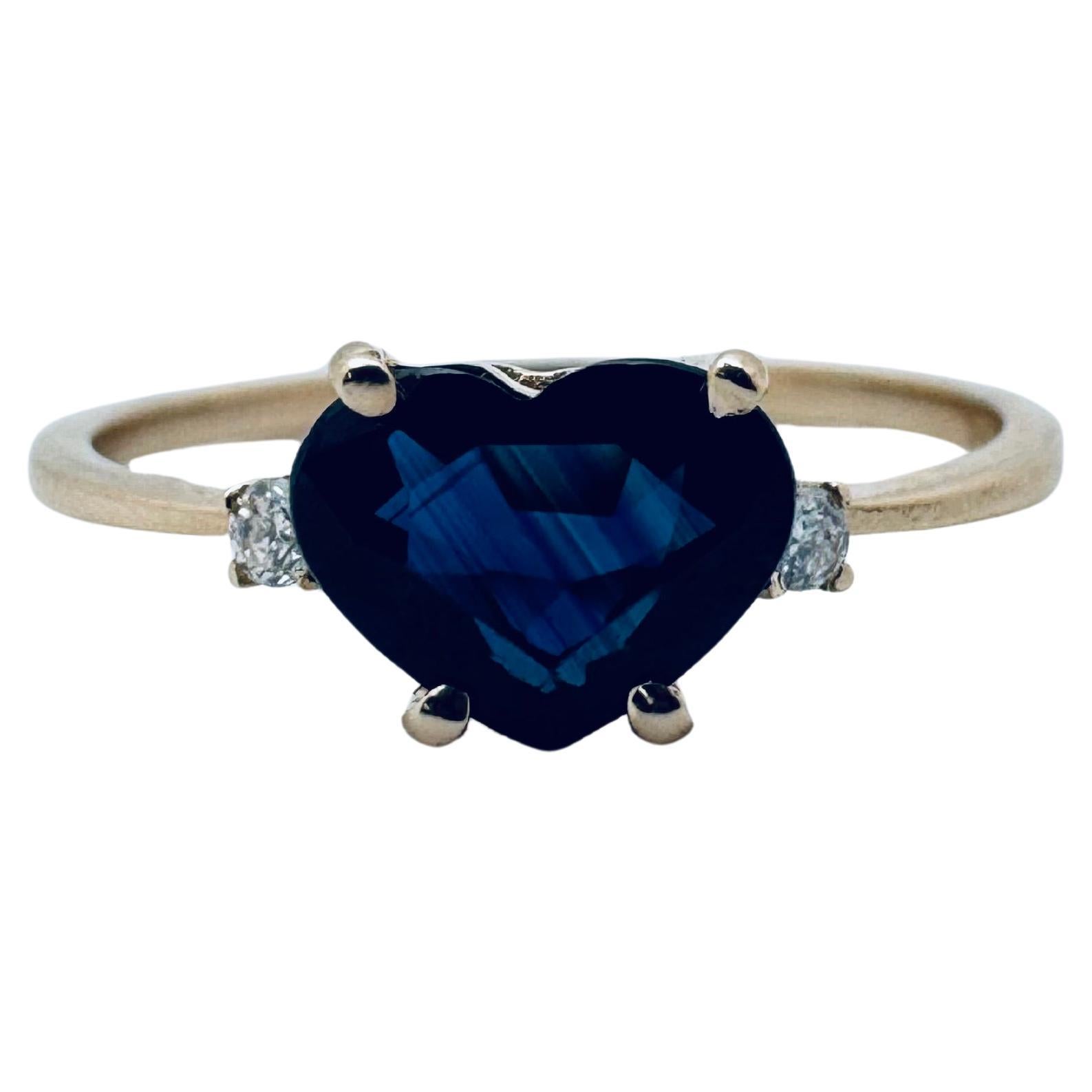 Bague en or jaune 14K en forme de cœur avec saphir bleu et diamant