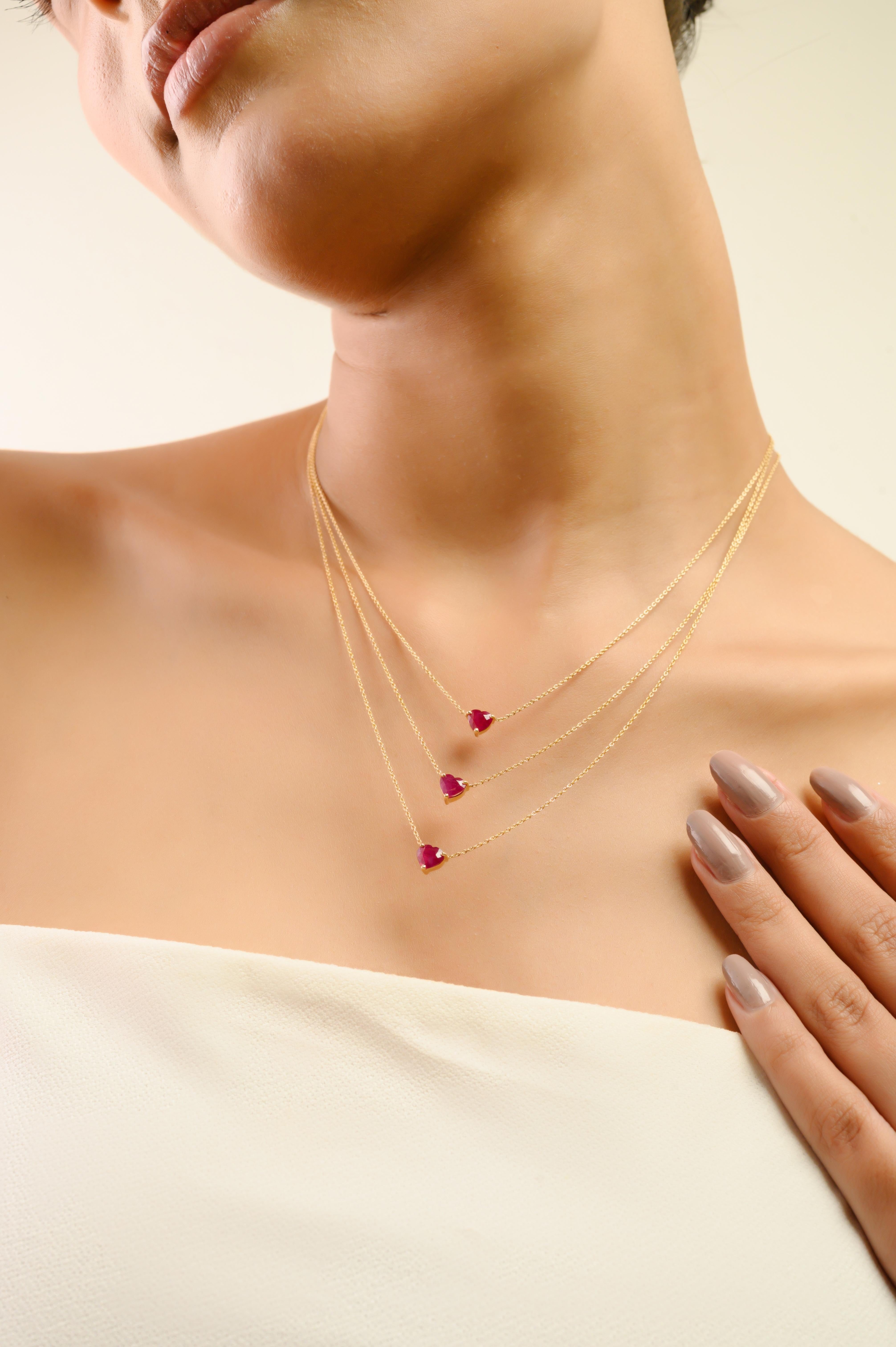 Este delicado collar incluye un �único rubí natural en forma de corazón de 0,8 quilates, que mide aproximadamente 5,5 x 4,5 mm, engastado en oro amarillo de 14 quilates. El rubí se sujeta en un minimalista solitario de tres puntas. El collar mide