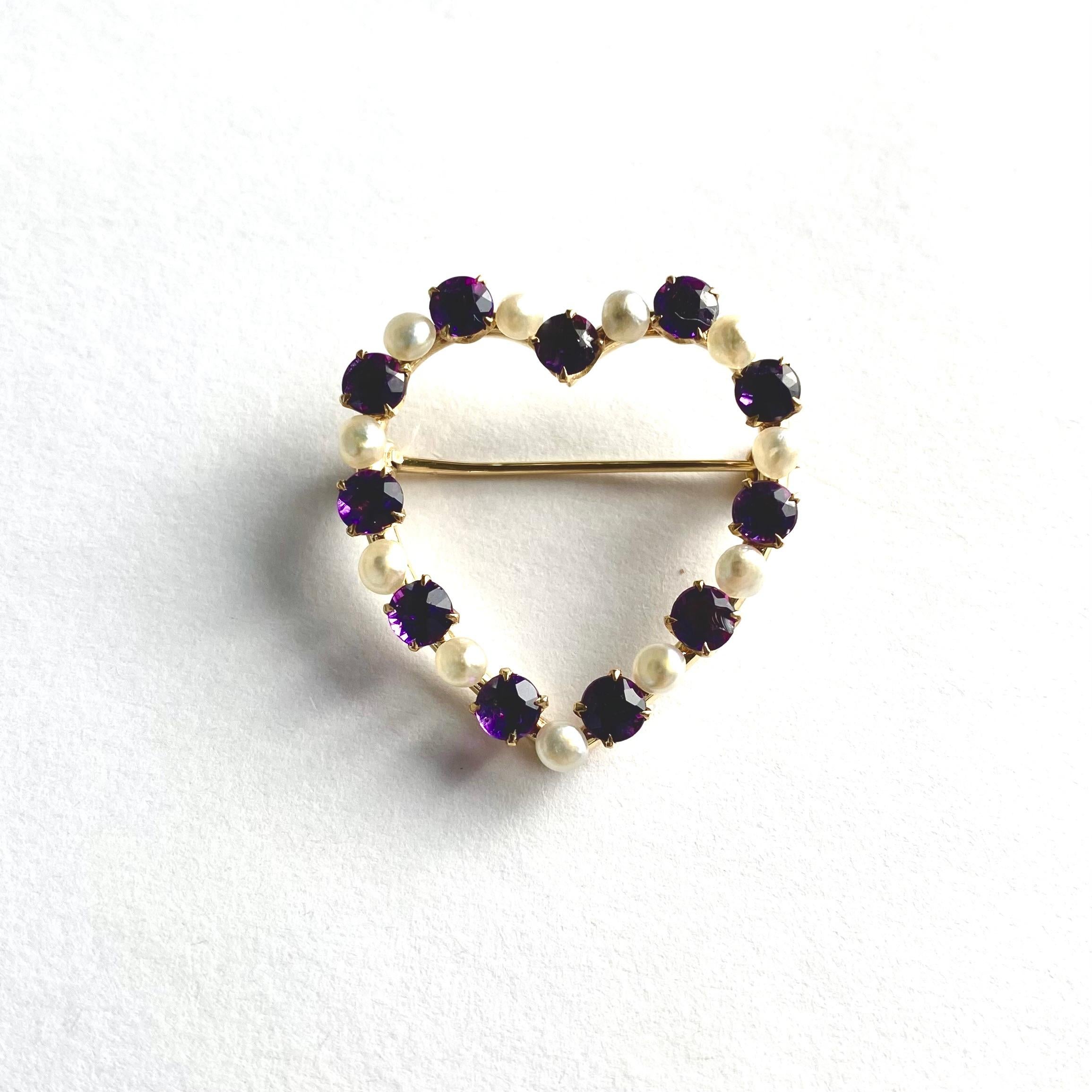 14K Yellow Gold Heart Shaped Pin with Semi Baroque Pearls and Amethysts For Sale 4