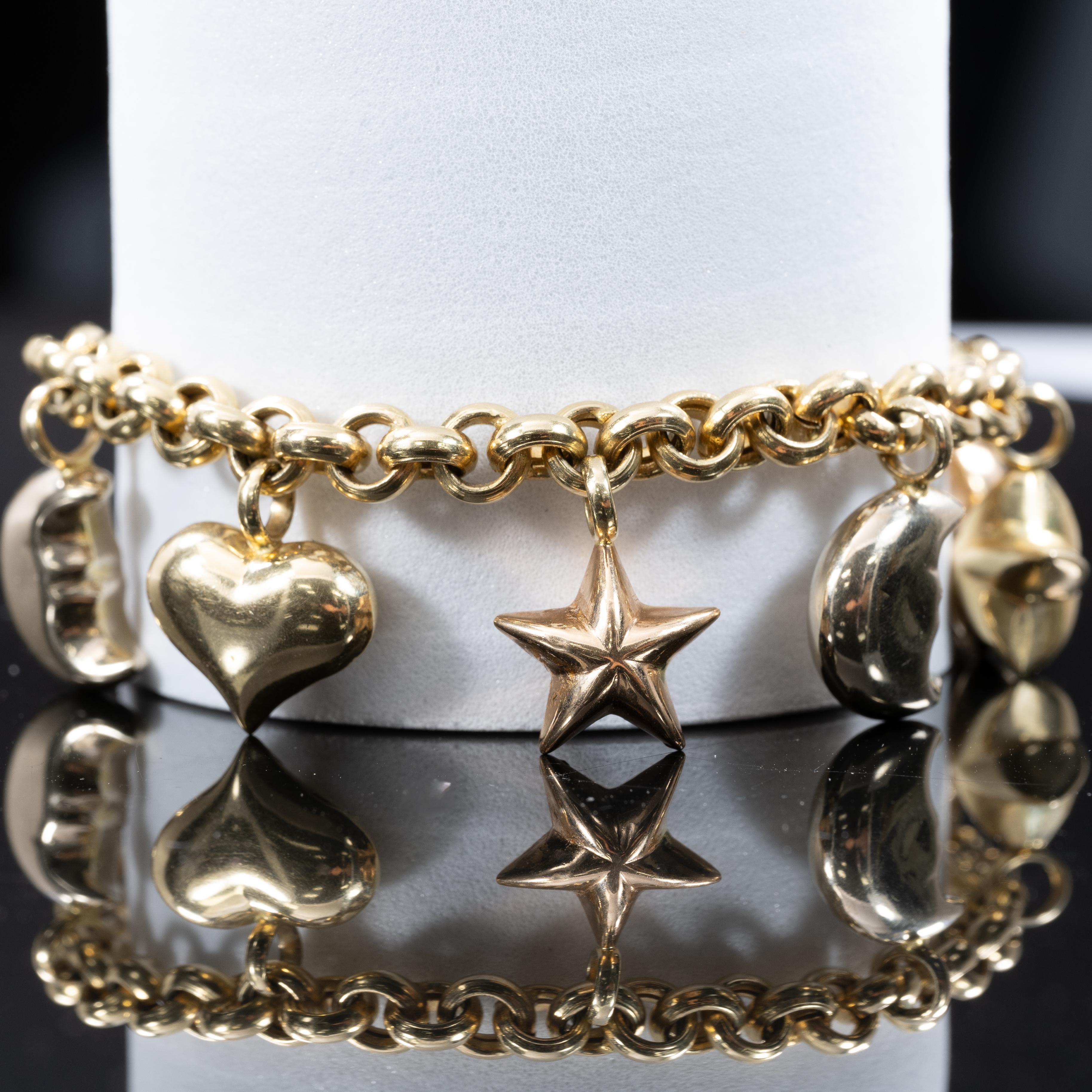 Dieses bezaubernde Armband bietet eine reizvolle Sammlung von aufgeblasenen Charms, einschließlich eines Herzens, eines Sterns und eines Mondes, die alle in 14k Gelbgold gefertigt sind. Die skurrilen Formen verleihen dem Stück einen Hauch von