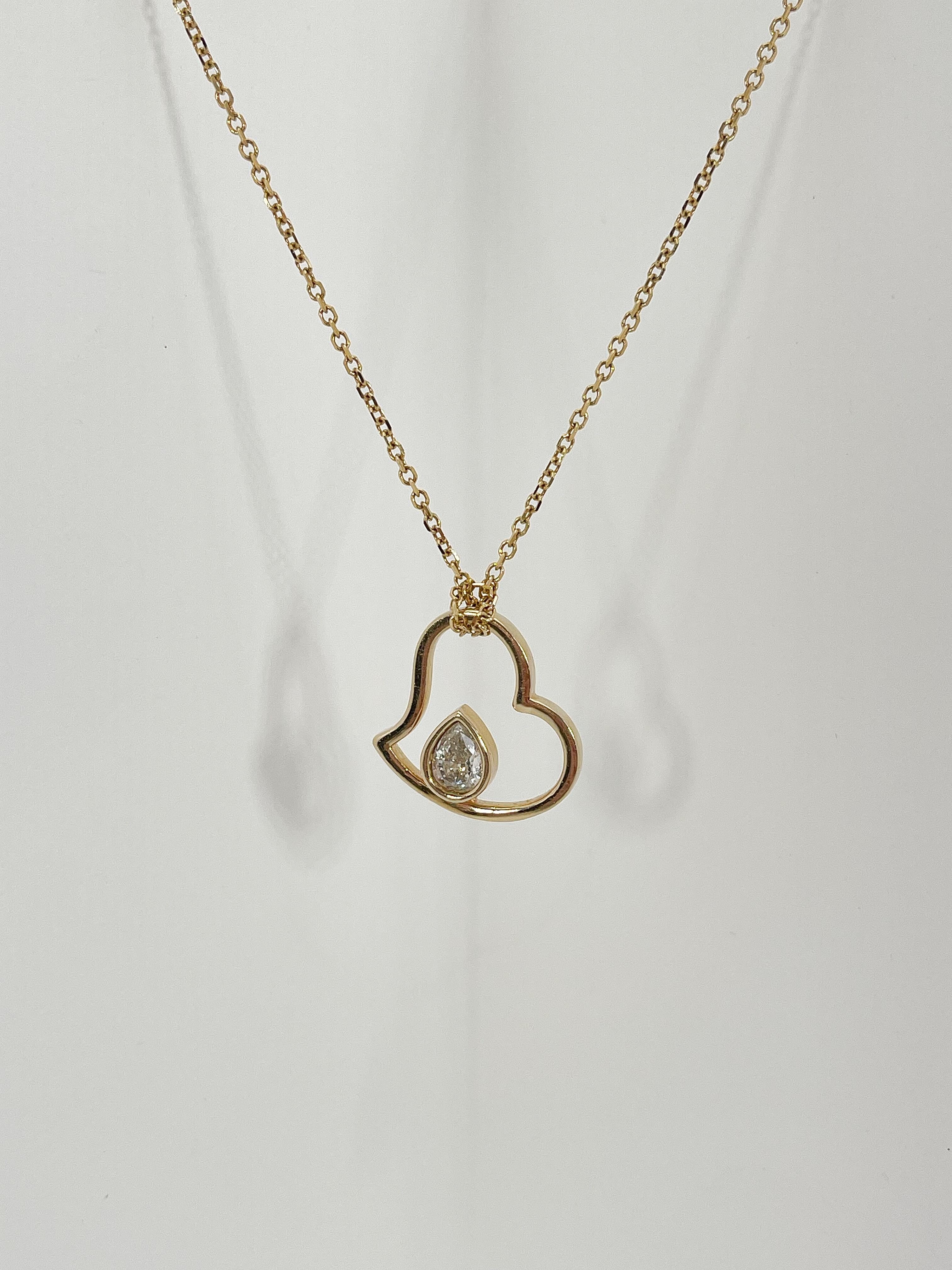 Collier en or jaune 14k avec pendentif en diamant poire de .45 CTW. La pierre est SI1 K, le pendentif est monté sur une chaîne de 17 pouces en forme de câble taillé en diamant, avec un fermoir en forme de homard pour l'ouvrir et le fermer, et pèse