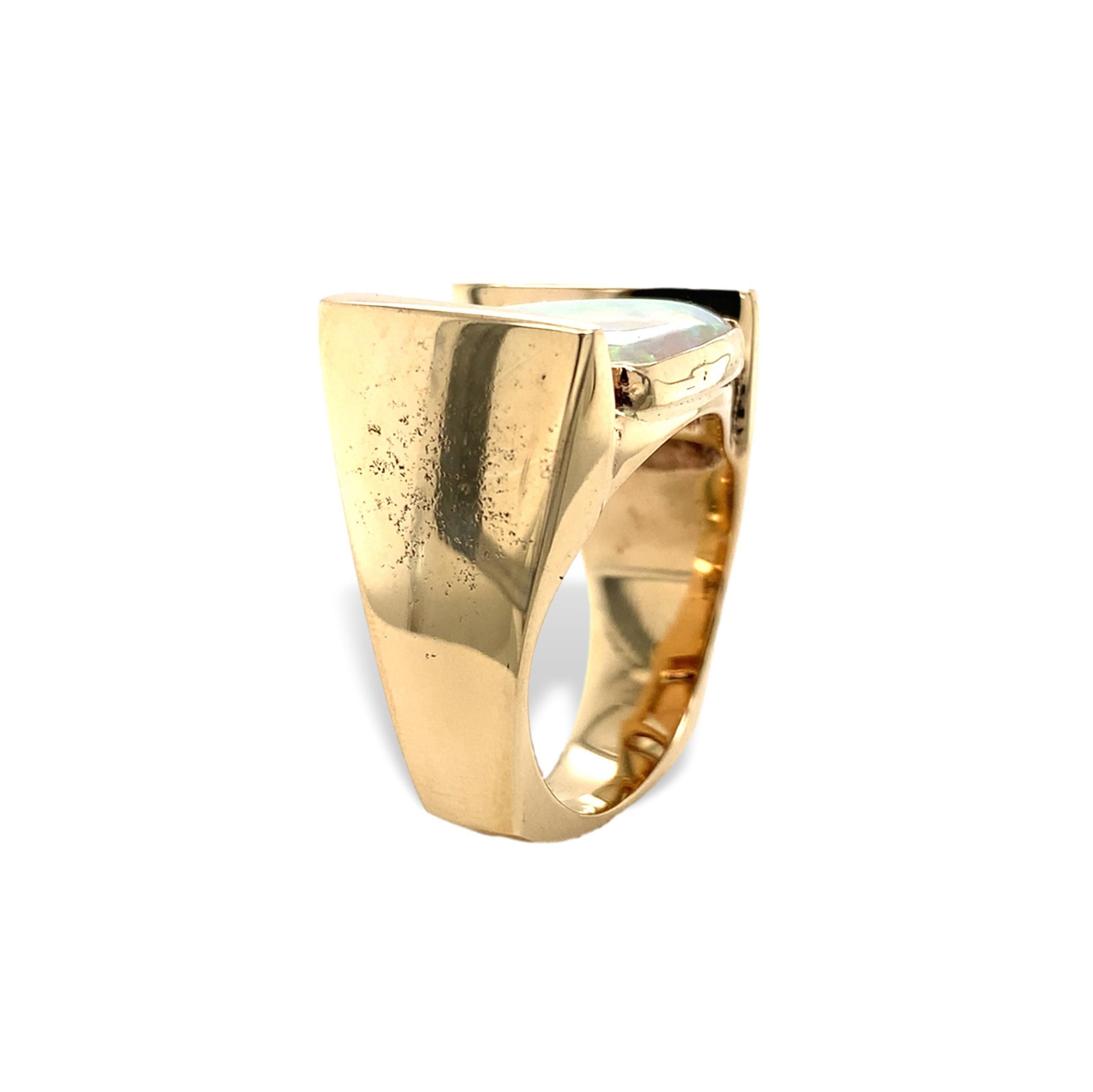 Contemporaneo Anello moderno e pesante in oro giallo 14K con opale australiano in vendita