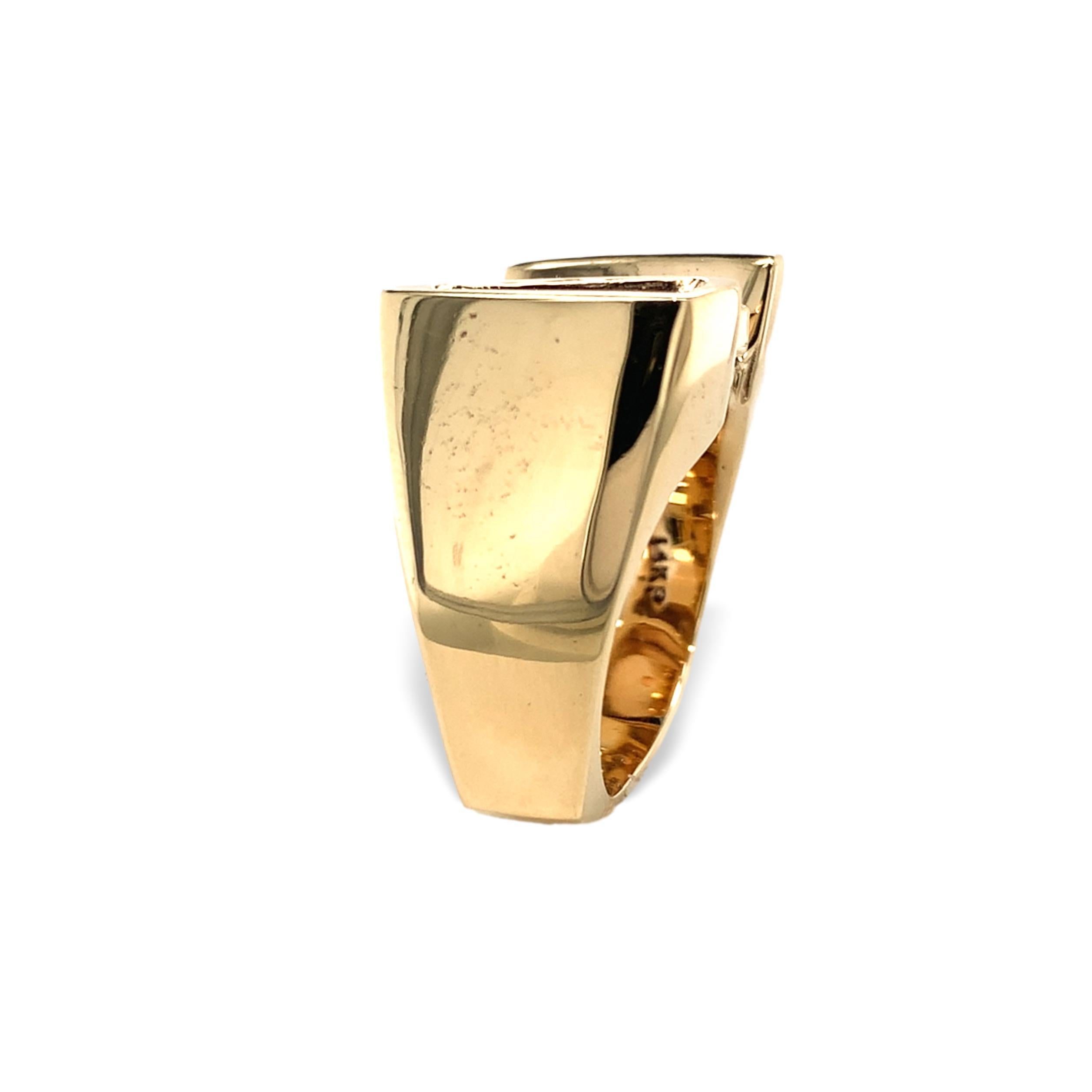 Cabochon Anello moderno e pesante in oro giallo 14K con opale australiano in vendita